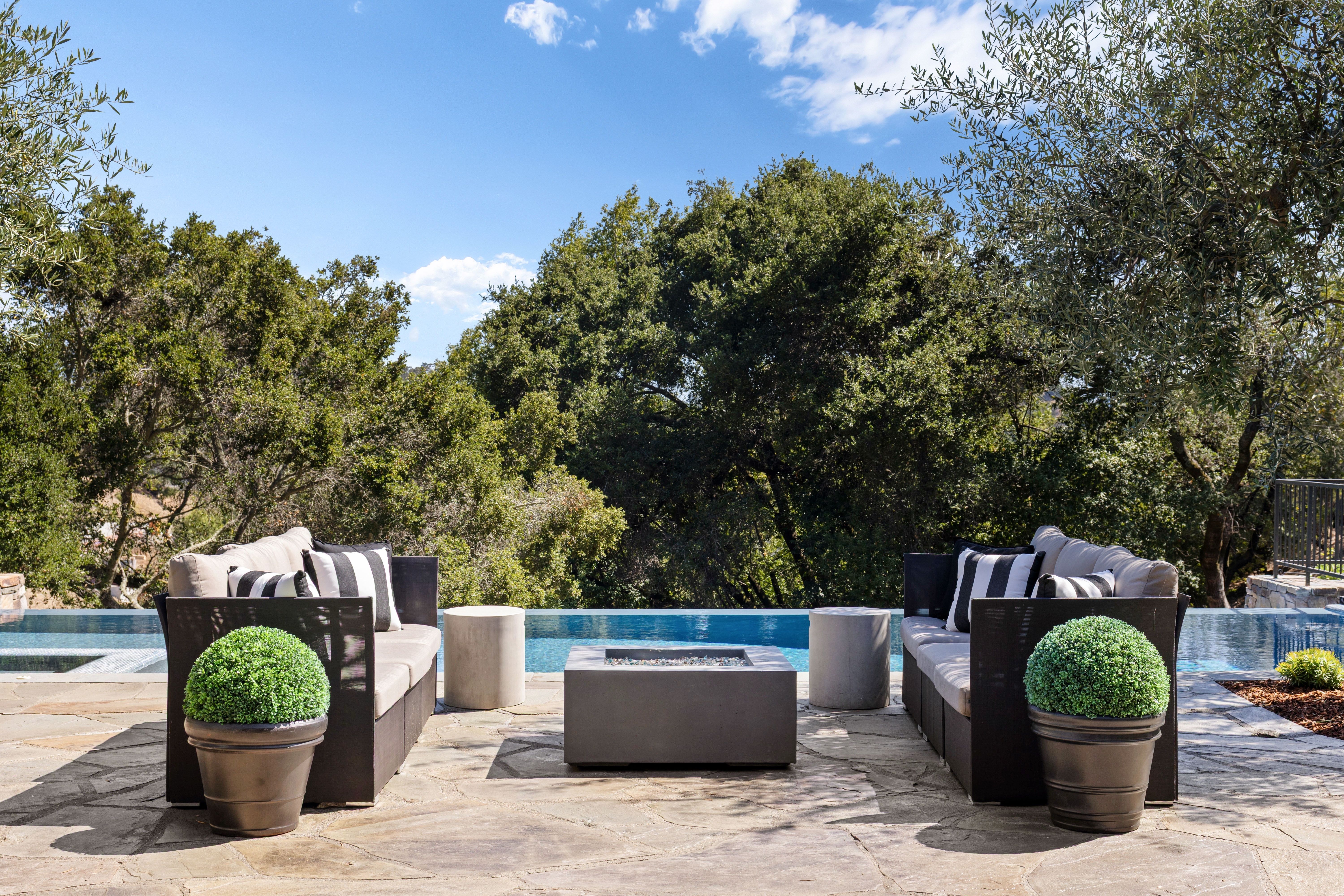  Resort Living in Sorich Park — Gated Mediterranean Estate With Pool and Views - 物件實景
