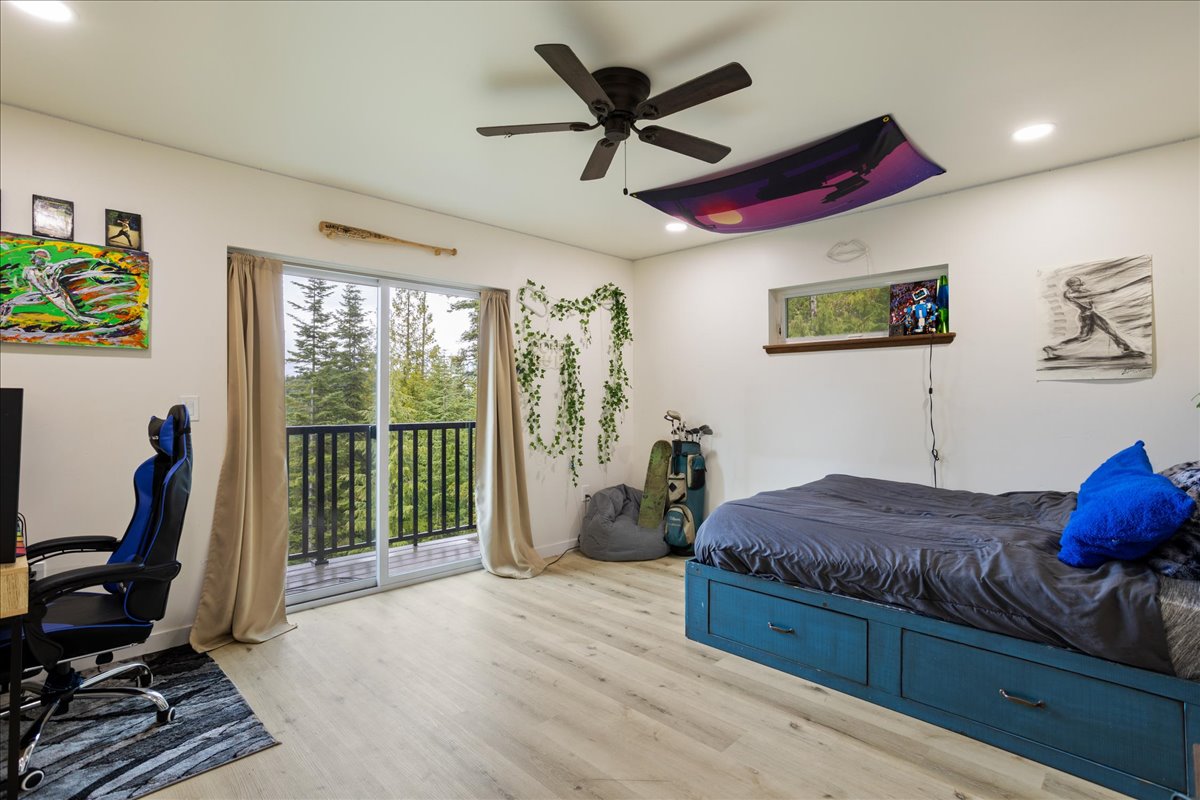 Sagle, Idaho, 83860, United States, 3 Bedrooms Bedrooms, ,4 BathroomsBathrooms,Residential,For Sale,1976949