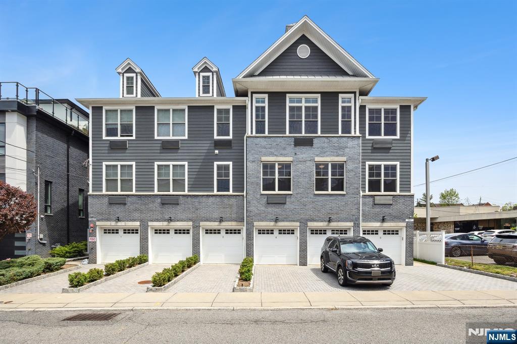 Fort Lee, New Jersey, 07024, United States, 3 Bedrooms Bedrooms, ,3 BathroomsBathrooms,Residential,For Sale,1932356