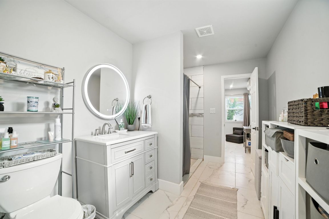 Austin, Texas, 78702, United States, 3 Bedrooms Bedrooms, ,2 BathroomsBathrooms,Residential,For Sale,1906696