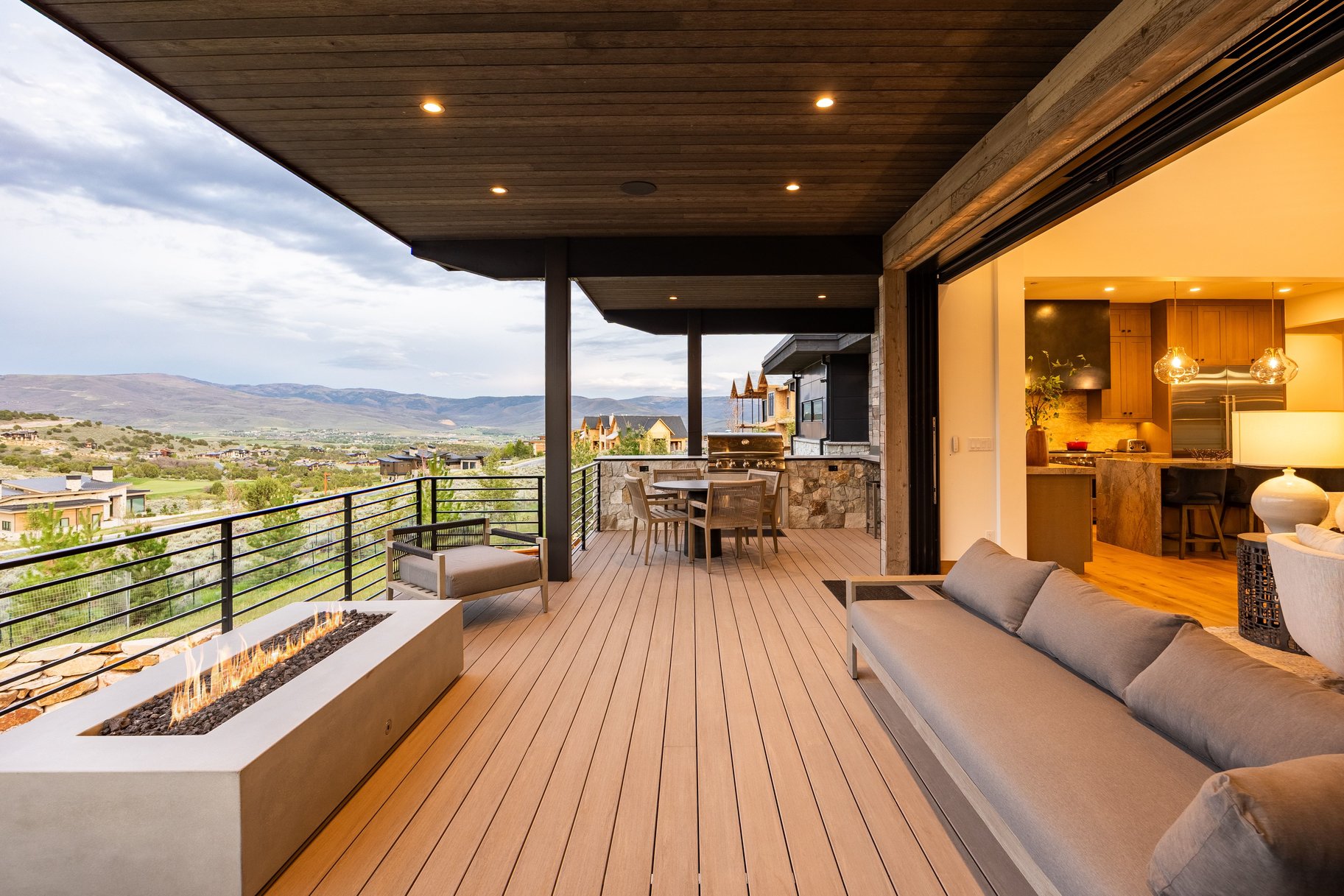 New Mountain Contemporary Home on Rare Double Lot with Timp Views - 物件實景