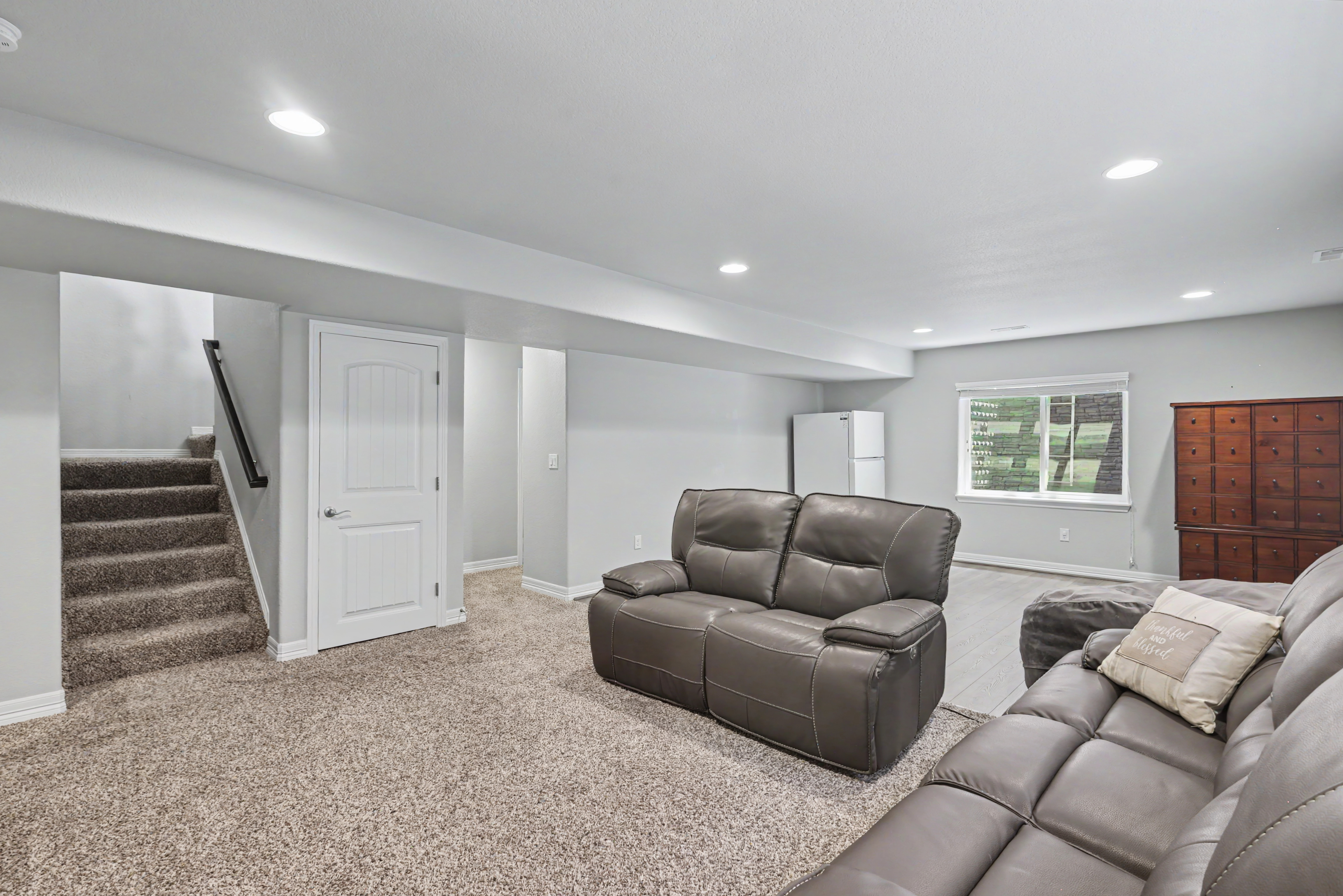  Main Level Living + Spacious Outdoor Space - 物件實景