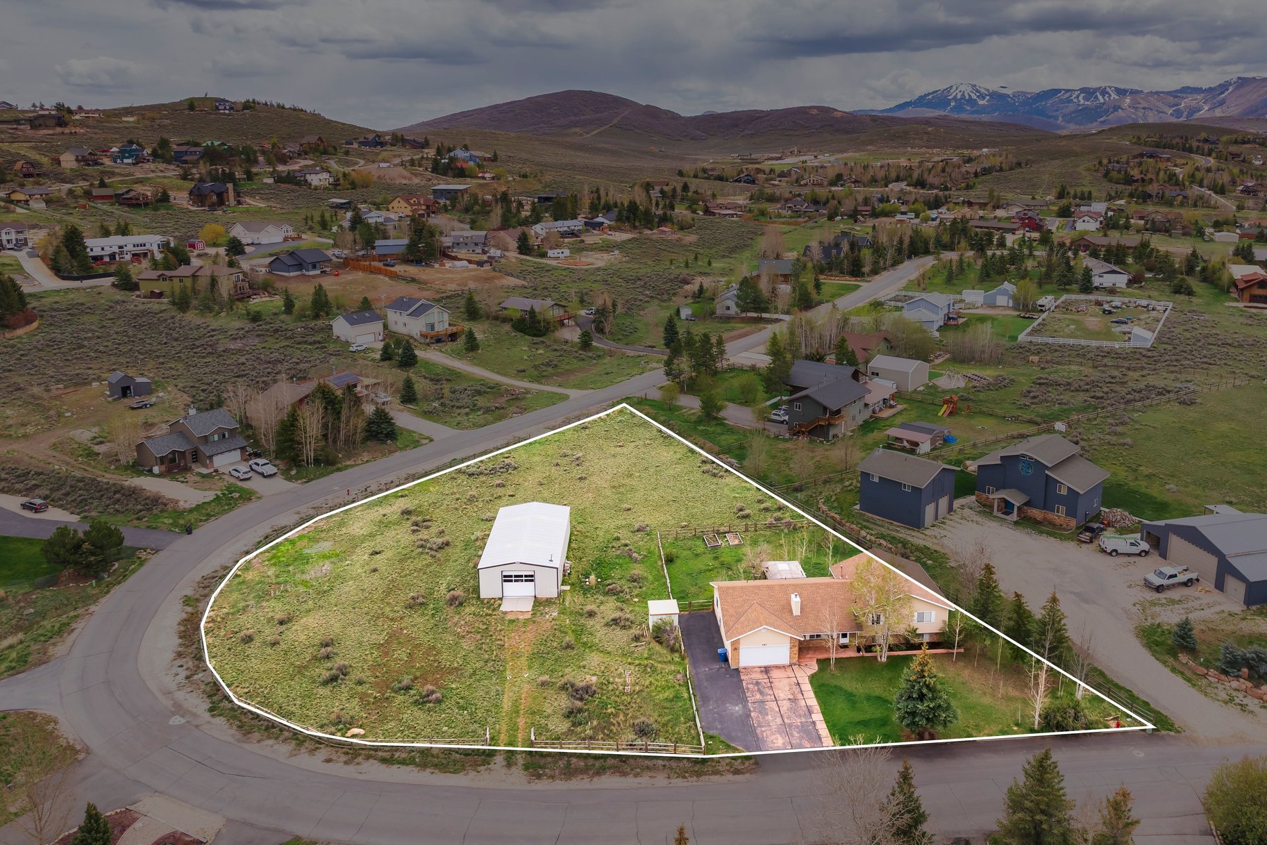  2 Acres  1,800 SF Barn  Minimal HOA  Park City School District — Bring Your V - 物件實景