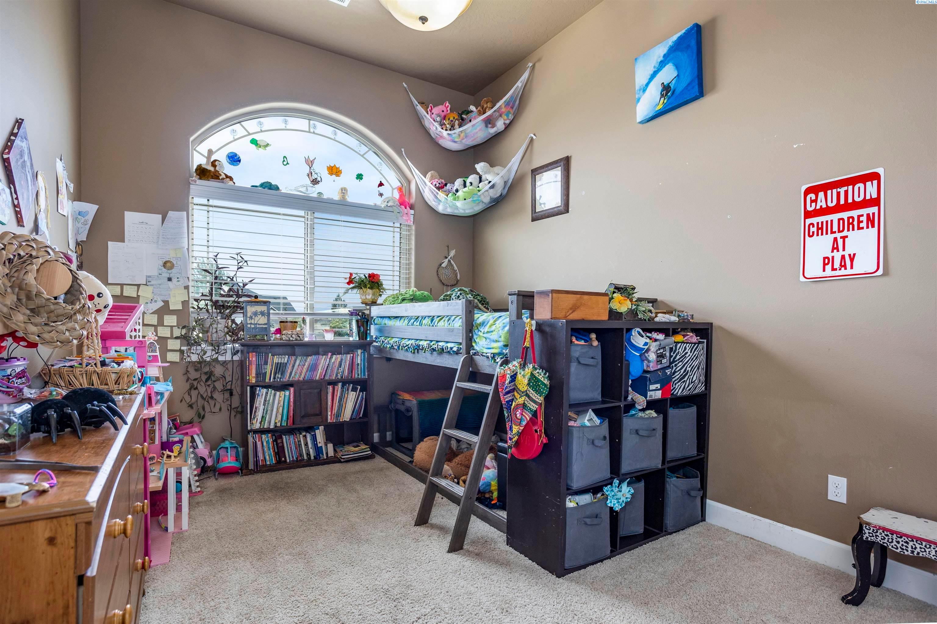 West Richland, Washington, 99353, United States, 4 Bedrooms Bedrooms, ,2 BathroomsBathrooms,Residential,For Sale,1944787