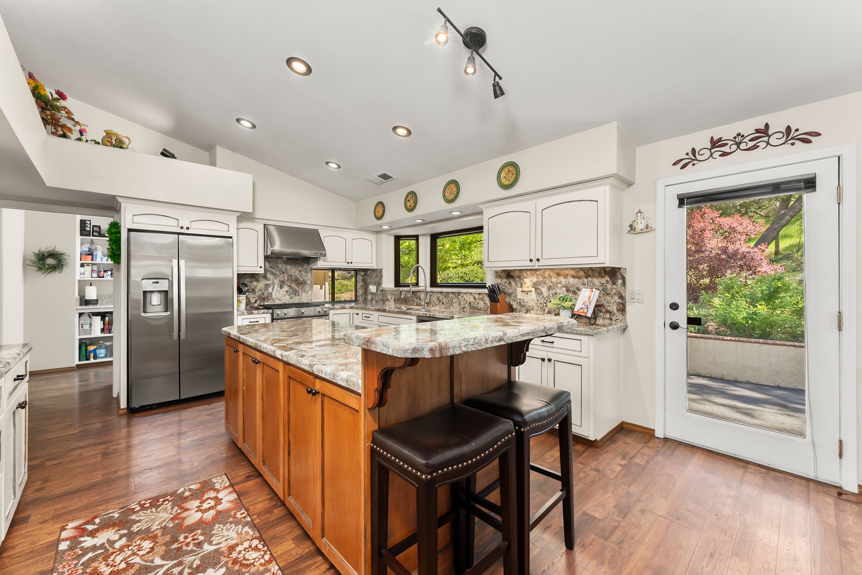  21 Acres - Gated - Renovated - 物件實景