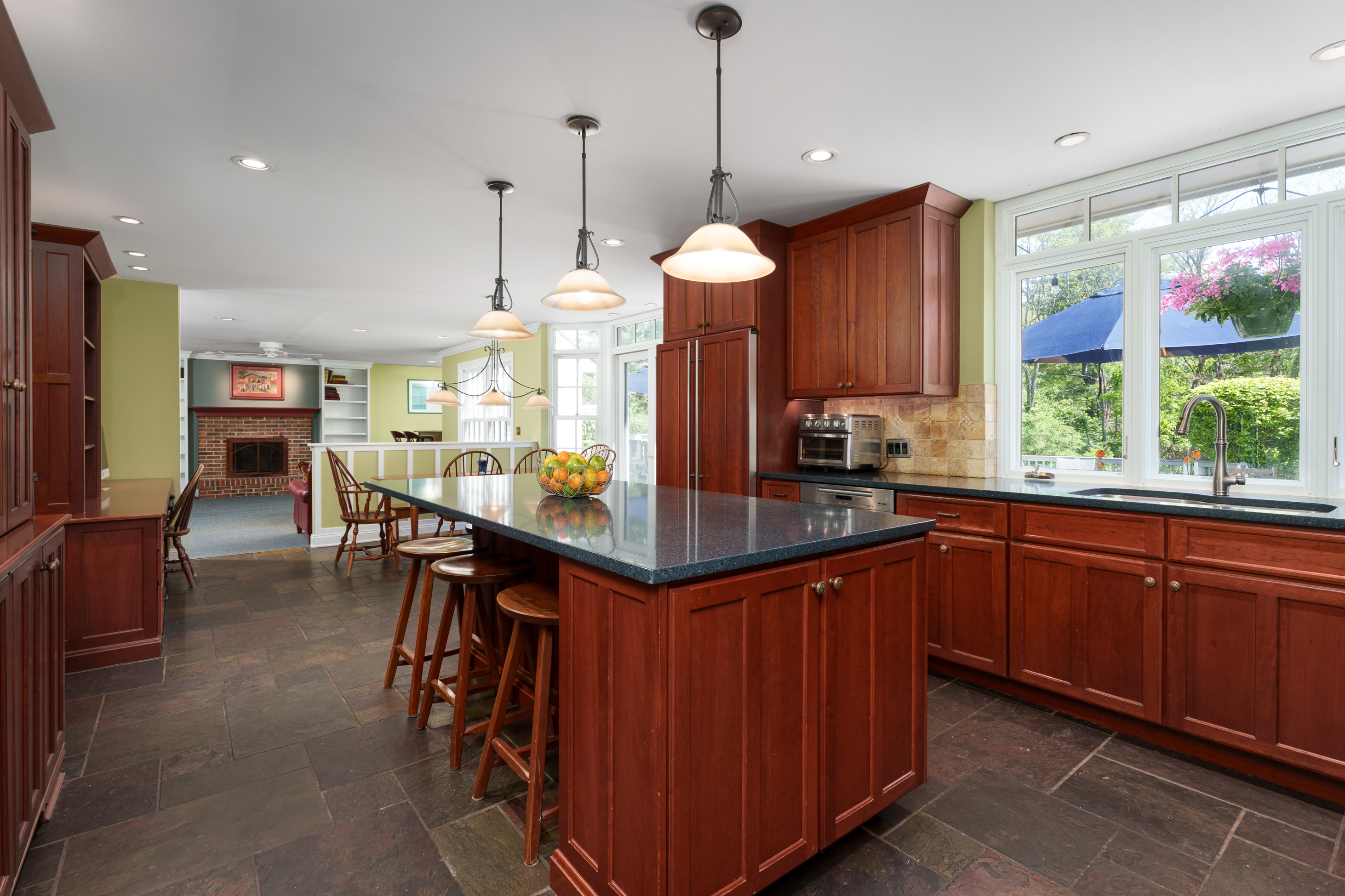  Kingsbrook Cul-de-Sac Home With 5 Bedrooms and a Finished Basement - 物件實景