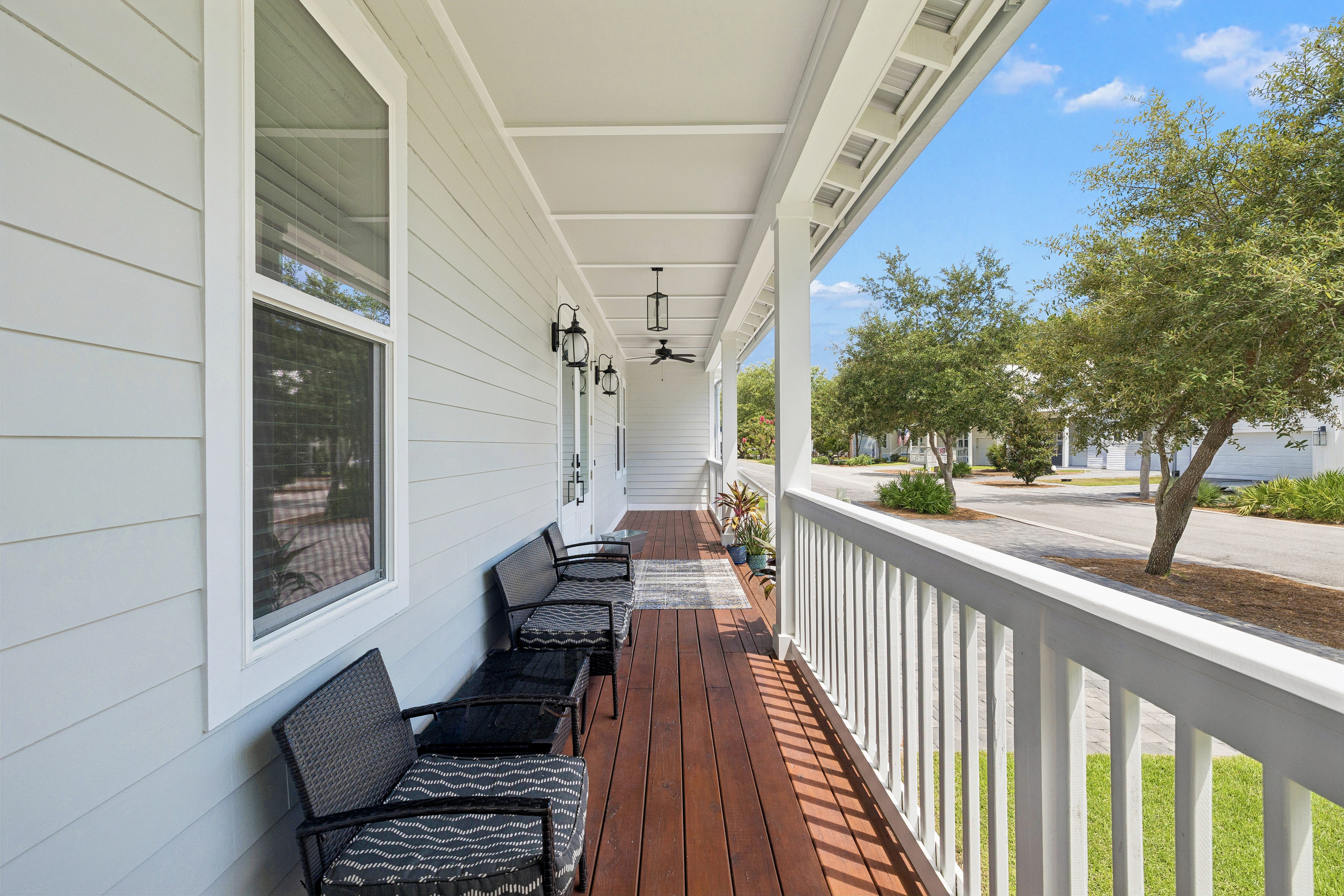  Spacious Newer-Build Home With Wraparound Porch On Gated Community Corner Lot - 物件實景