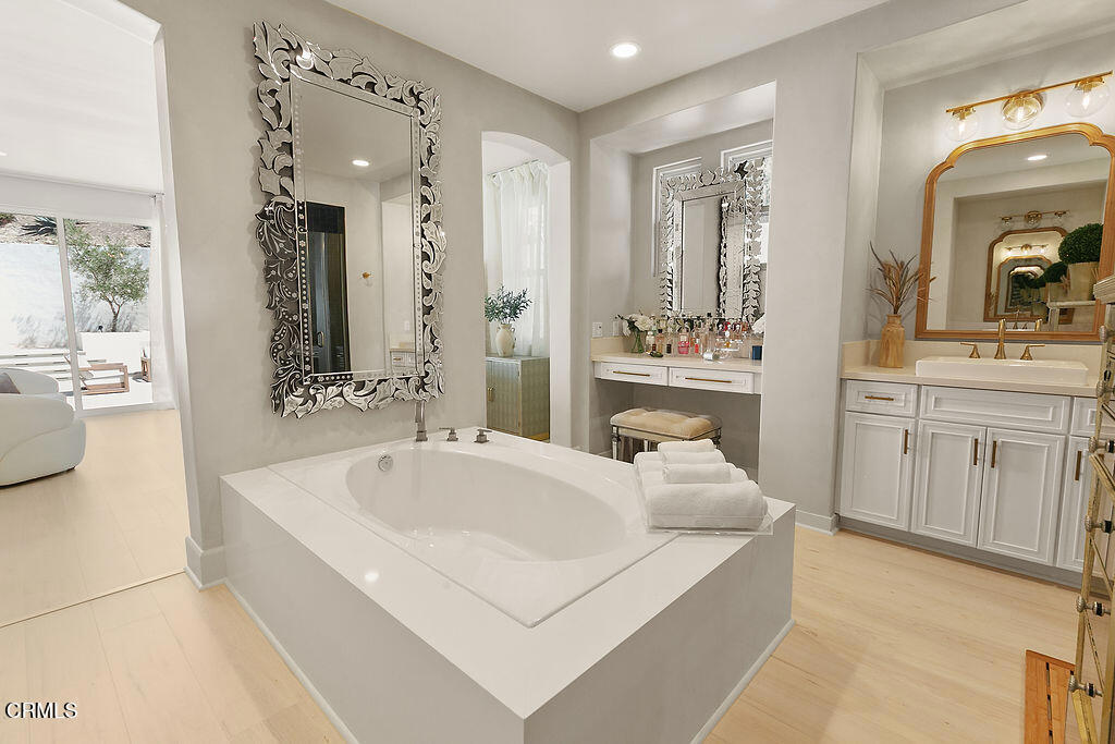 Thousand Oaks, California, 91362, United States, 4 Bedrooms Bedrooms, ,4 BathroomsBathrooms,Residential,For Sale,1997017