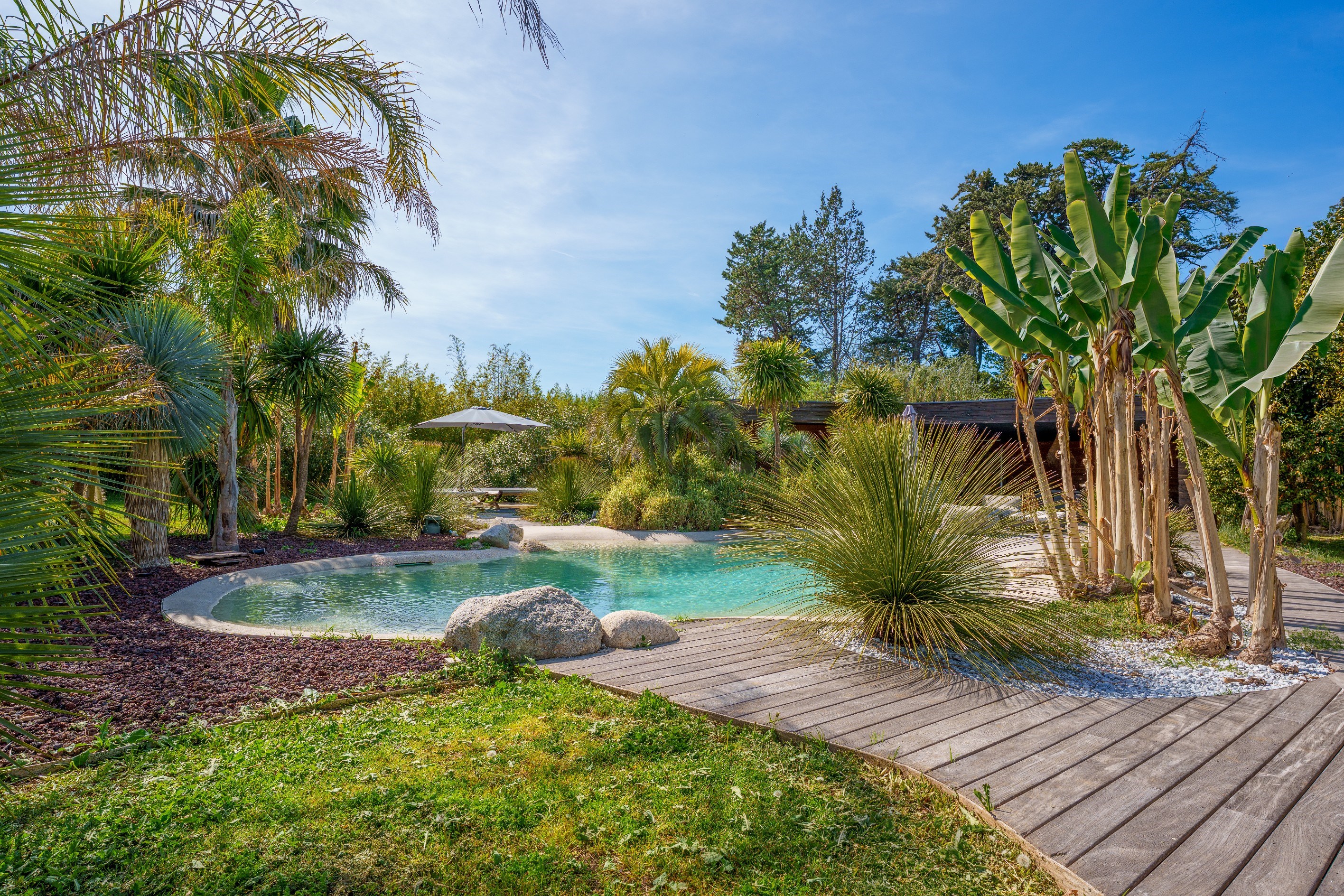  Contemporary villa with landscaped grounds and lagoon-style pool – Lattes - 物件實景