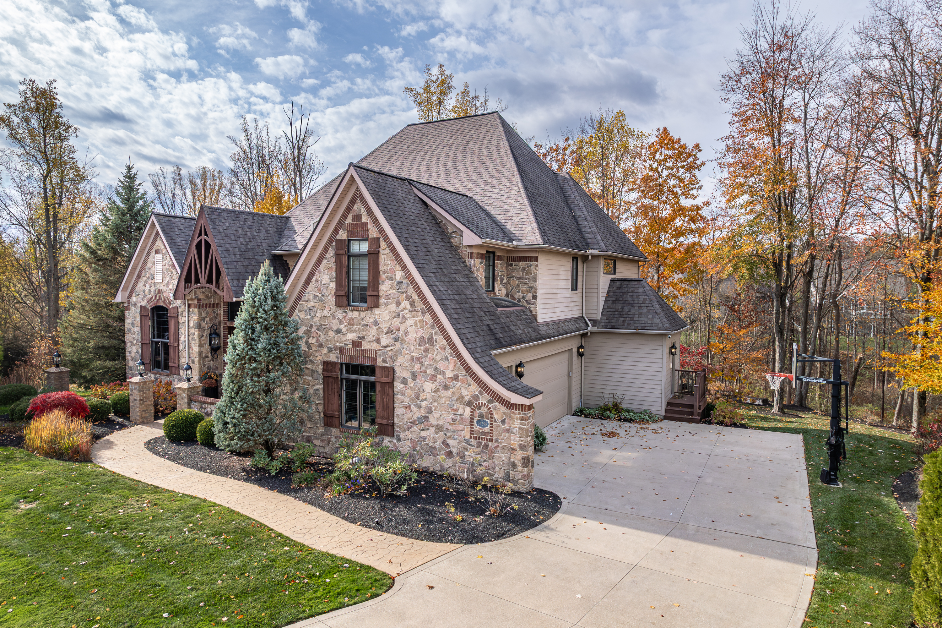 Strongsville, Ohio, 44136, United States, 4 Bedrooms Bedrooms, ,5 BathroomsBathrooms,Residential,For Sale,1988624