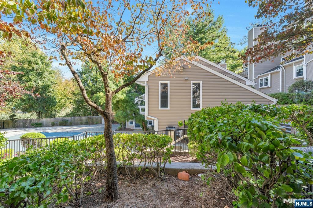 Palisades Park, New Jersey, 07650, United States, 2 Bedrooms Bedrooms, ,3 BathroomsBathrooms,Residential,For Sale,1960727