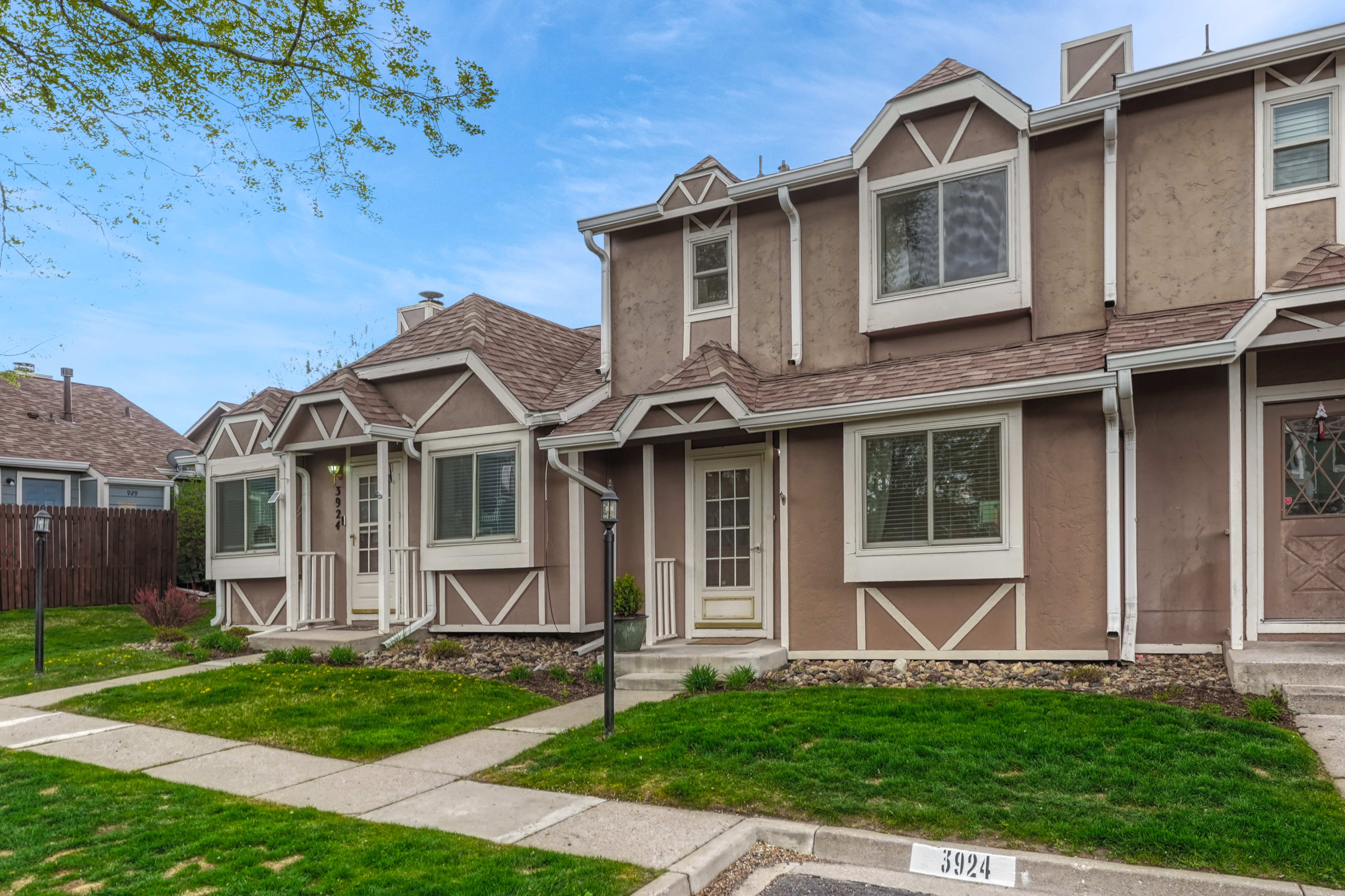  Sunlit Townhouse with Mountain Views & Private Patio - 物件實景