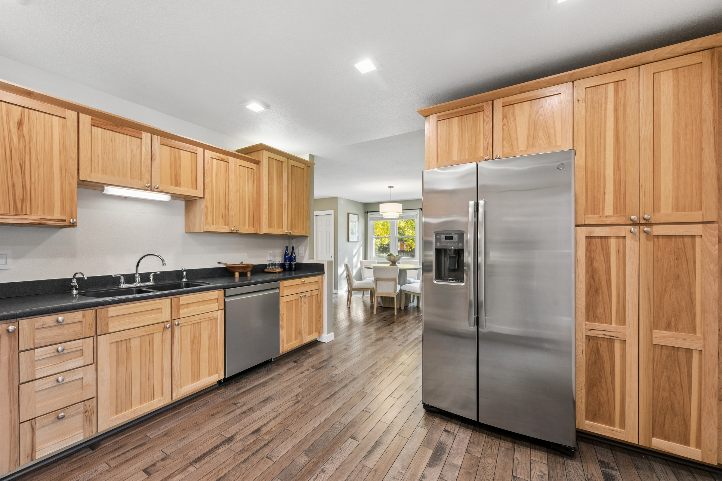  Beautifully Updated and Meticulously Maintained Home - 物件實景