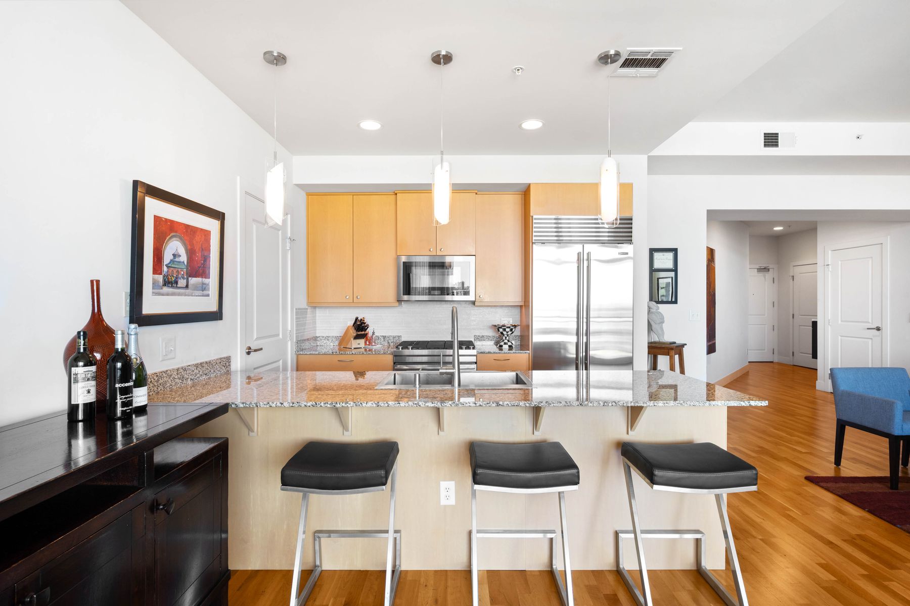  Two Parking Spaces and One of Largest Living/Dining Spaces Downtown - 物件實景