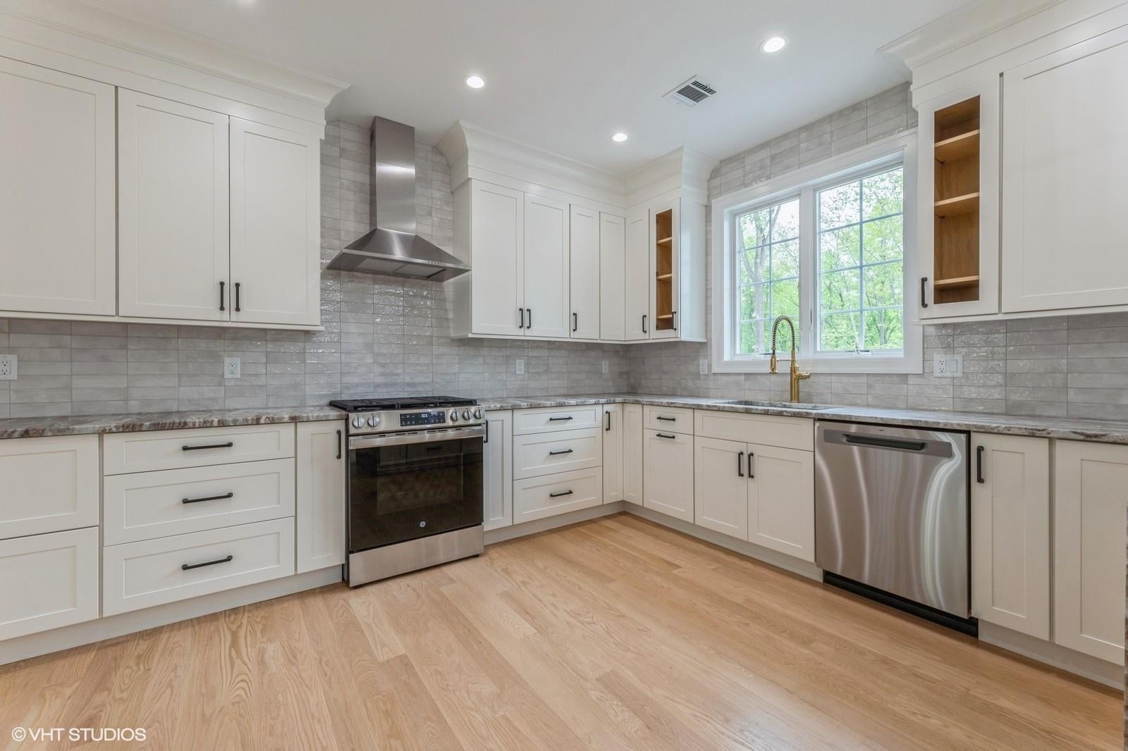 Valley Cottage, New York, 10989, United States, 4 Bedrooms Bedrooms, ,3 BathroomsBathrooms,Residential,For Sale,1823419