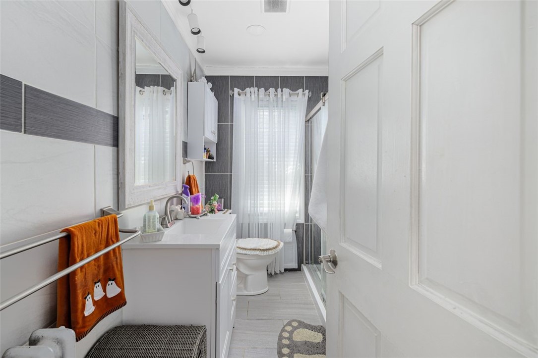 Cranston, Rhode Island, 02910, United States, 3 Bedrooms Bedrooms, ,3 BathroomsBathrooms,Residential,For Sale,1969292