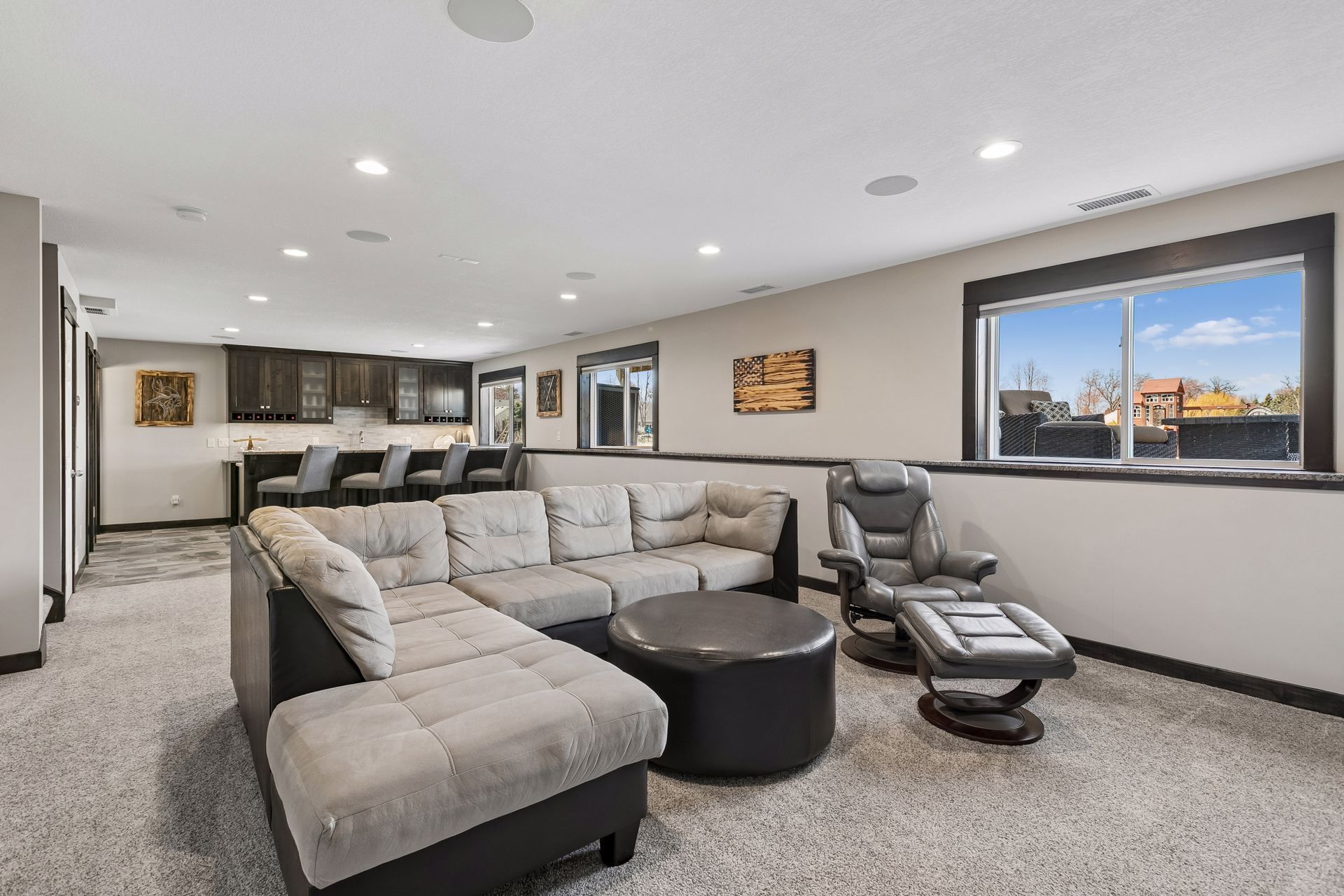  Elegant Living with Entertainer’s Lower Level - 物件實景