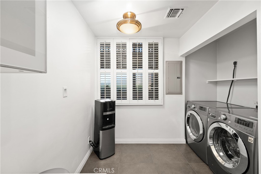 Beverly Hills, California, 90212, United States, 2 Bedrooms Bedrooms, ,2 BathroomsBathrooms,Residential,For Sale,1912615