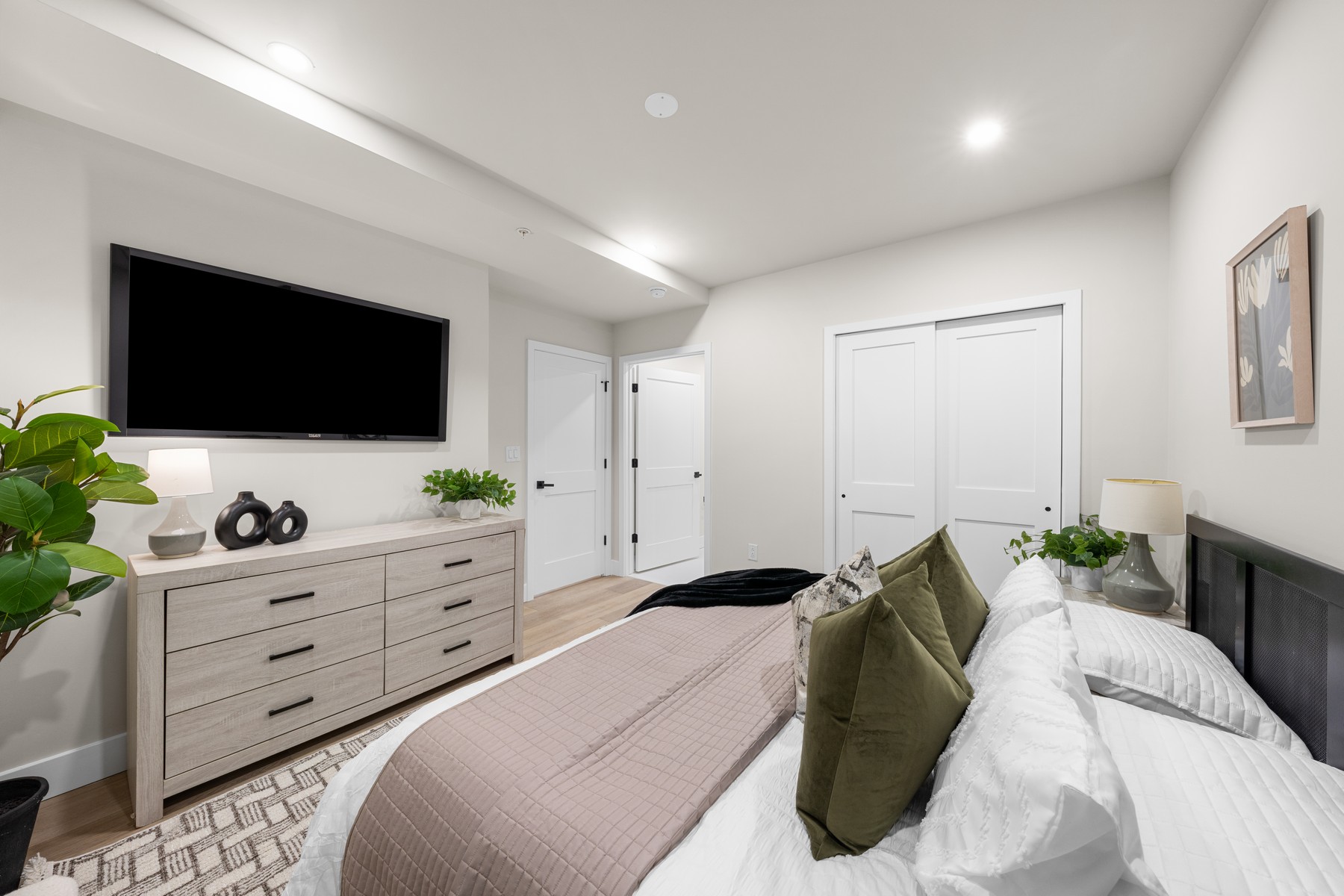  323 E Oak Avenue #202 - 物件實景