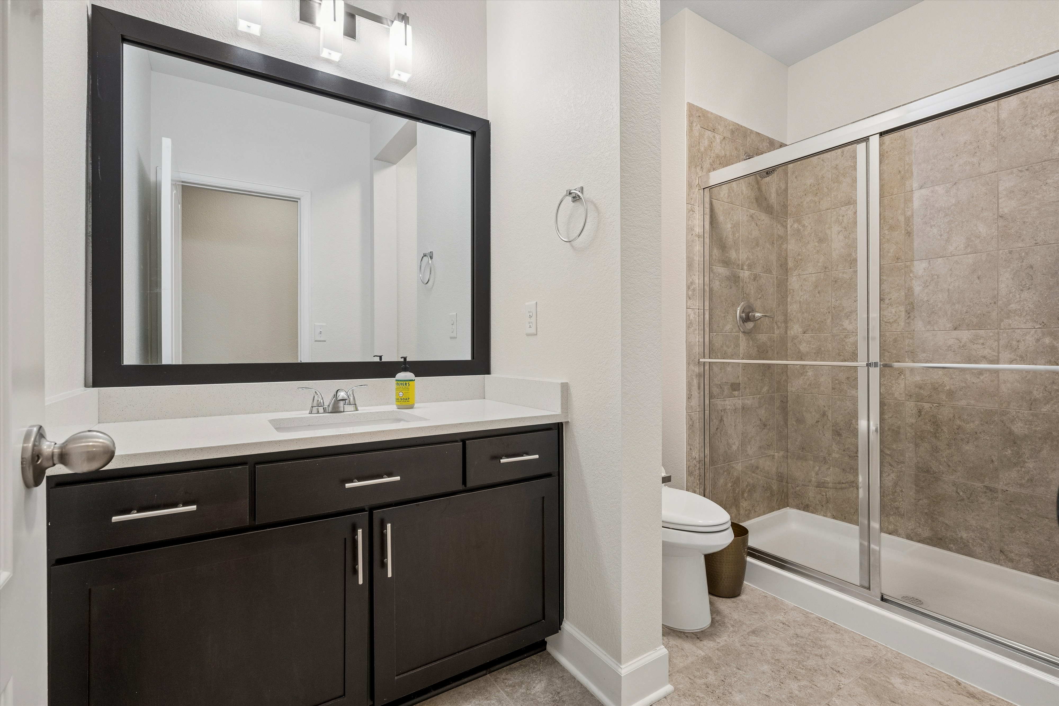  Thoughtfully  Updated and Move-In Ready - 物件實景