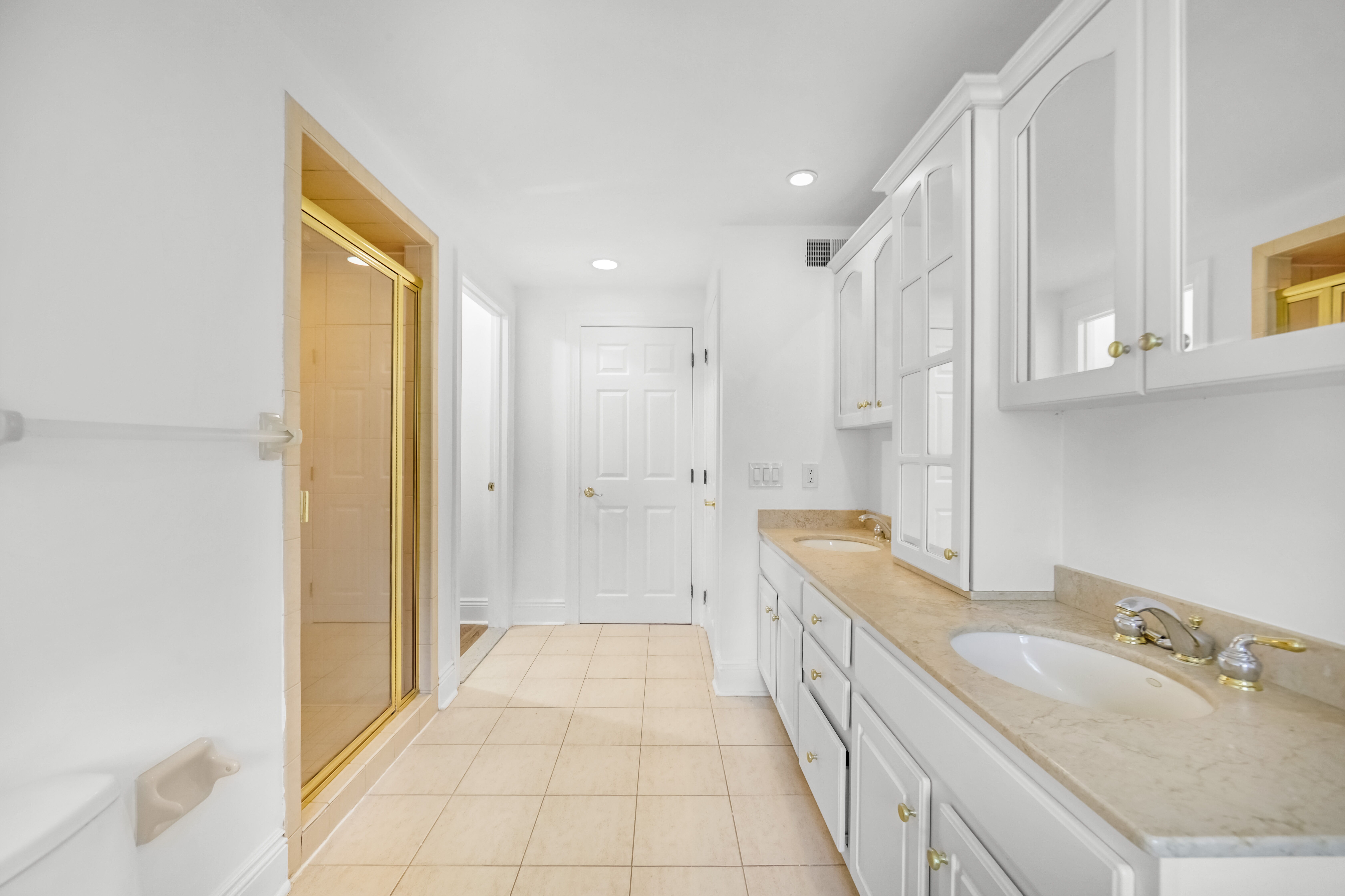 Fort Lee, New Jersey, 07024, United States, 5 Bedrooms Bedrooms, ,4 BathroomsBathrooms,Residential,For Sale,1981309