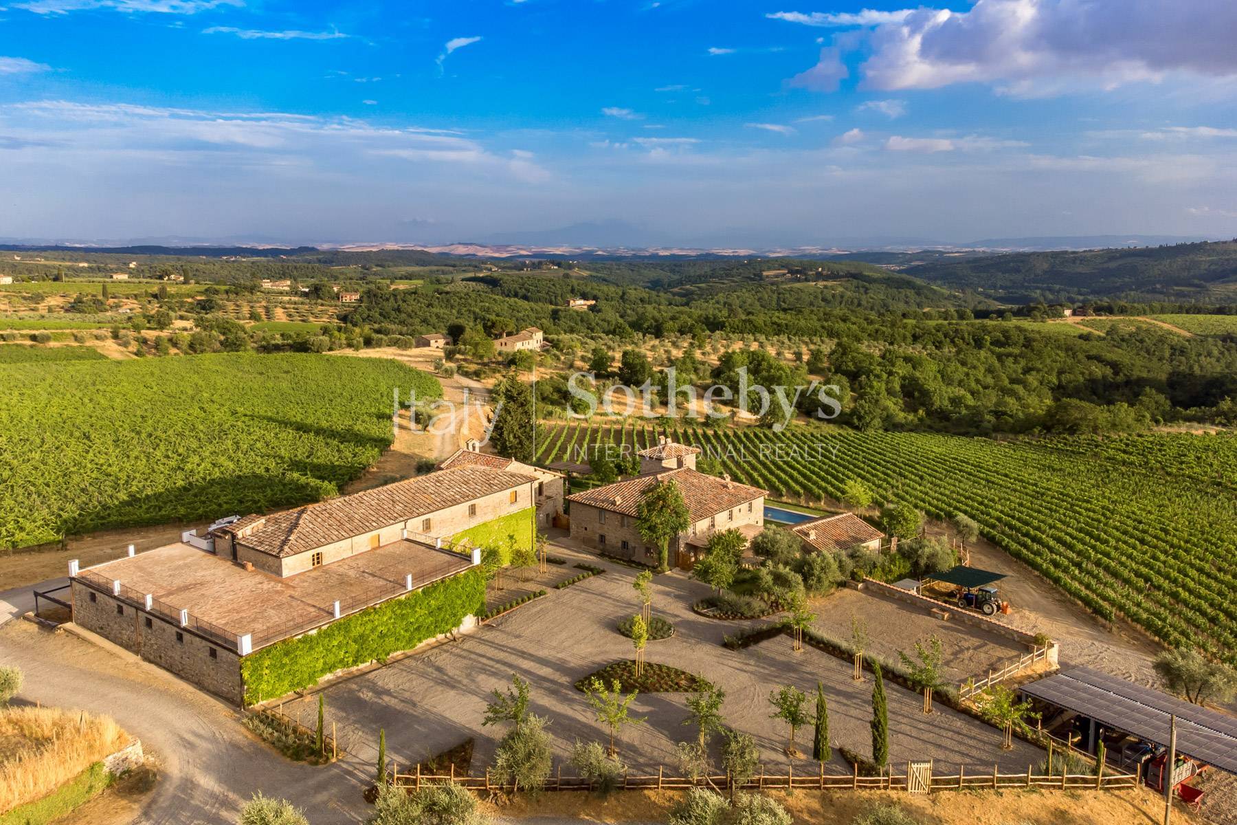  A prestigious wine estate with villa, pool and church - 物件實景