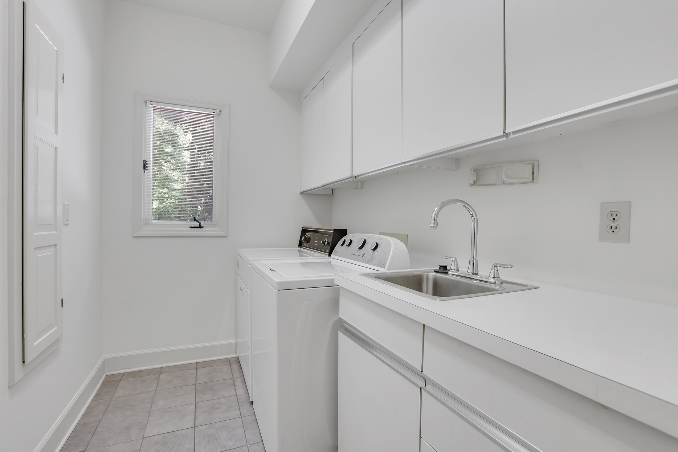  Glen Errol Gem with Daylight Basement and Expansion Potential - 物件實景