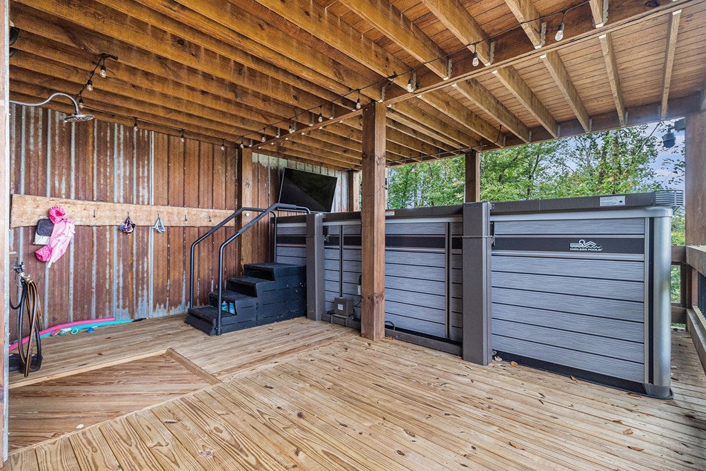 Ellijay, Georgia, 30540, United States, 5 Bedrooms Bedrooms, ,5 BathroomsBathrooms,Residential,For Sale,1952565