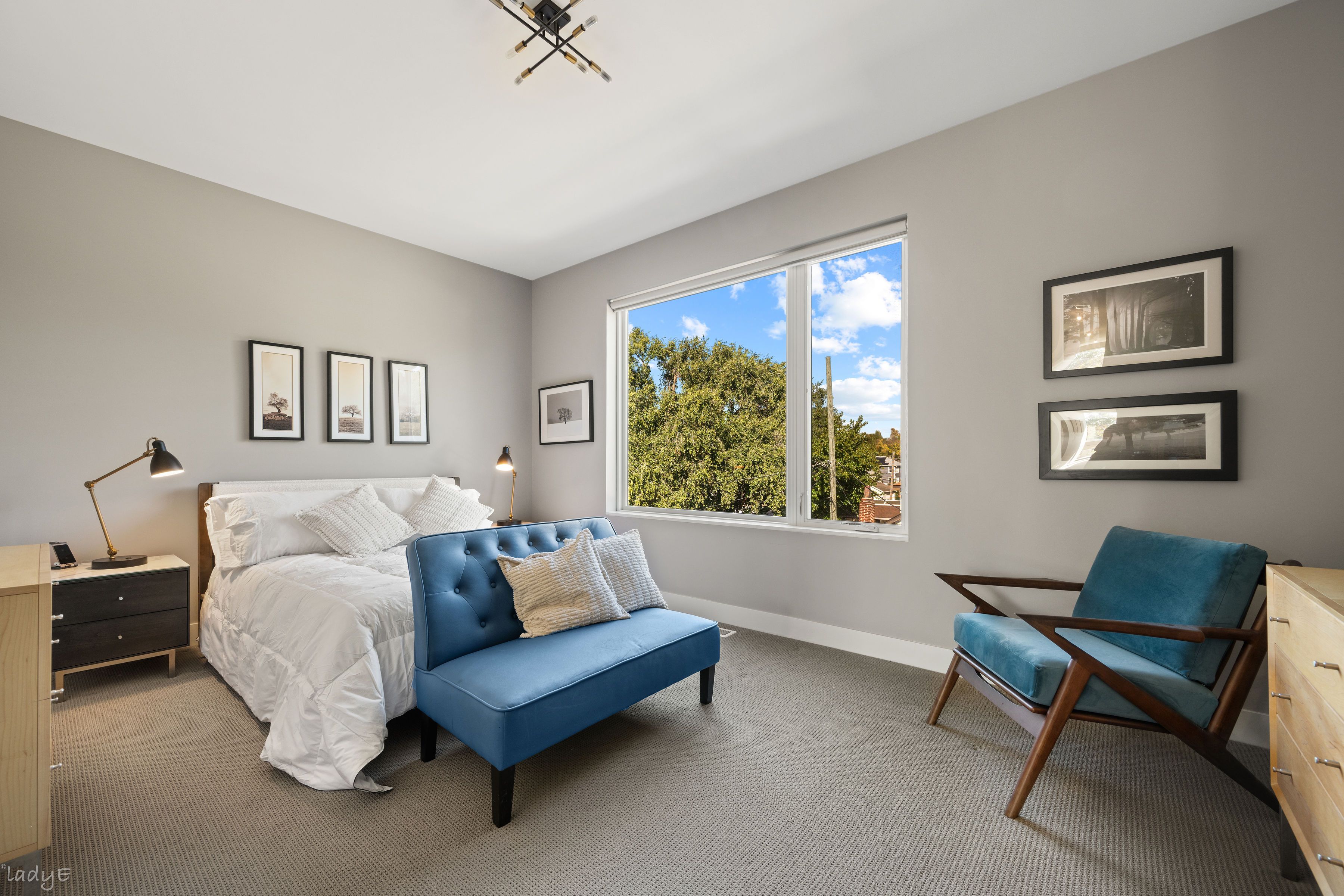  Distinctive Three-bedroom, 2.5-bath Townhome - 物件實景
