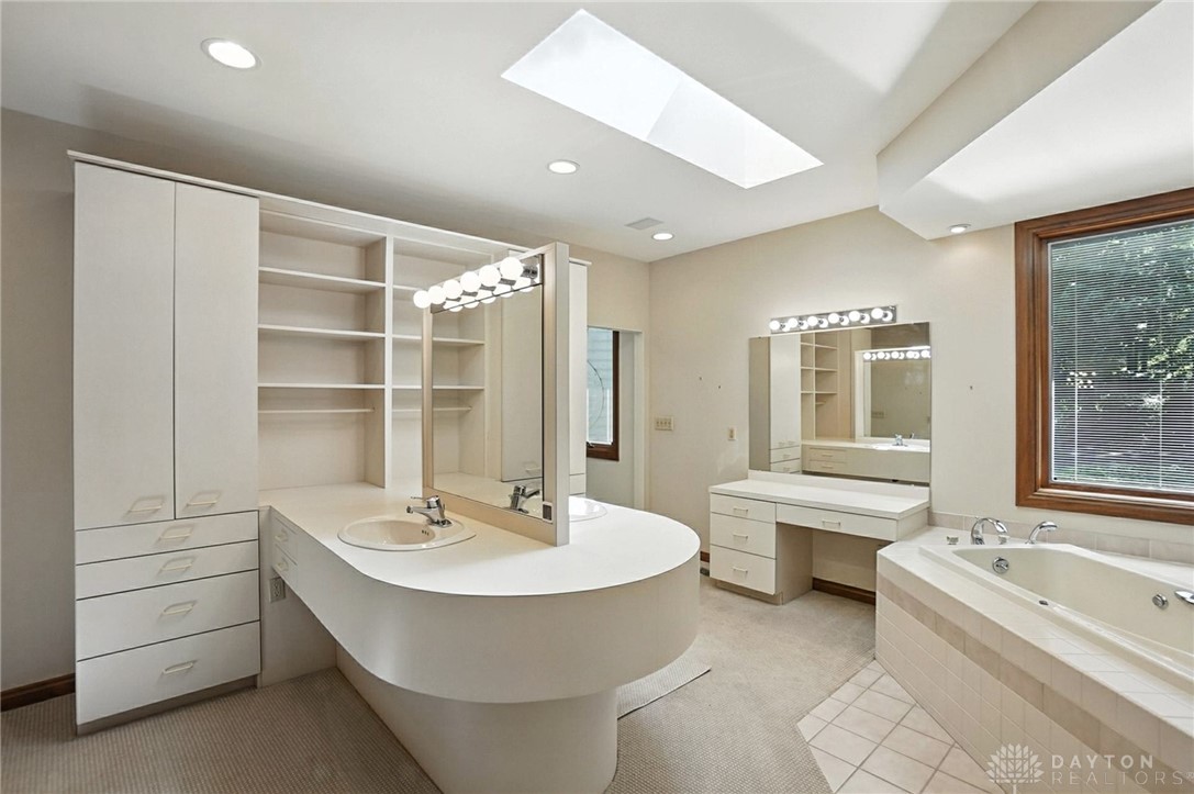 Sugarcreek Twp, Ohio, 45440, United States, 4 Bedrooms Bedrooms, ,5 BathroomsBathrooms,Residential,For Sale,1902150