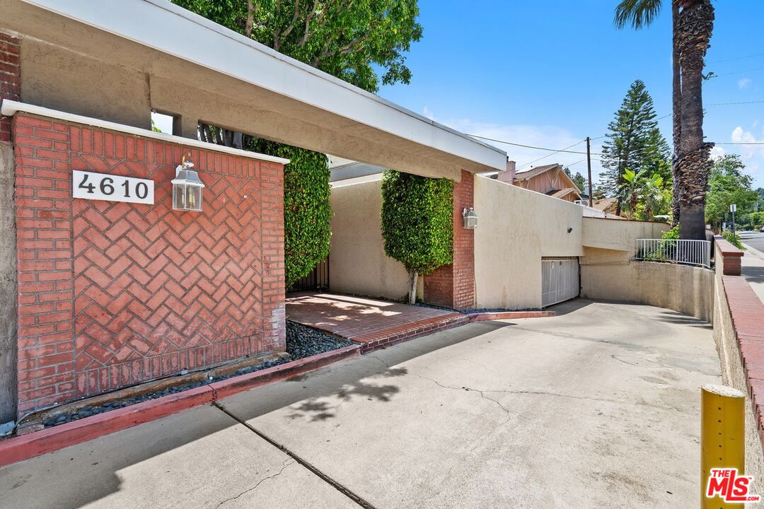 Encino, California, 91436, United States, 2 Bedrooms Bedrooms, ,2 BathroomsBathrooms,Residential,For Sale,1901269