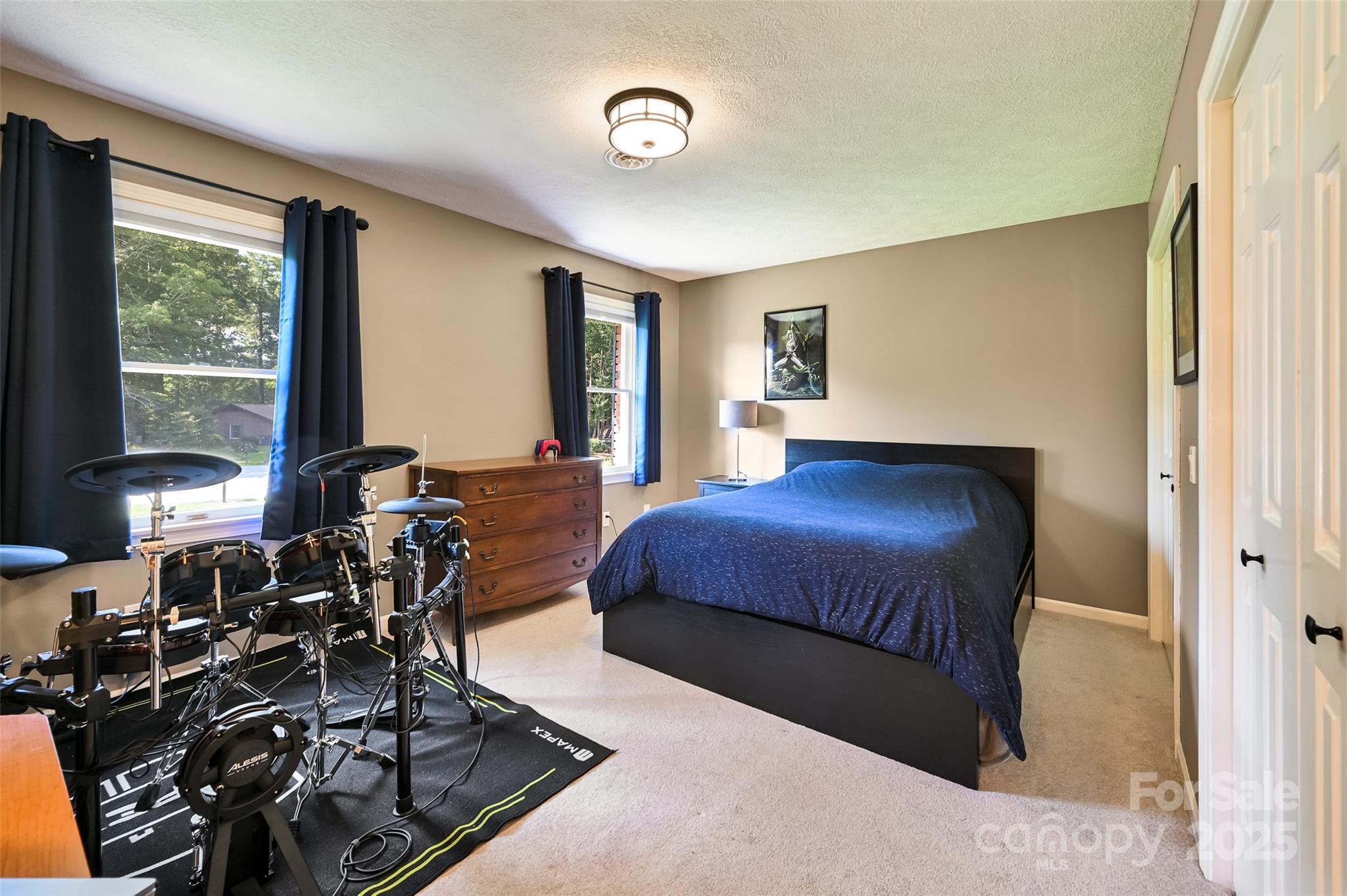 Hendersonville, North Carolina, 28739, United States, 5 Bedrooms Bedrooms, ,3 BathroomsBathrooms,Residential,For Sale,1903677