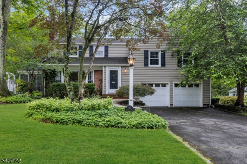 Chatham Twp., New Jersey, 07928, United States, 4 Bedrooms Bedrooms, ,3 BathroomsBathrooms,Residential,For Sale,1926166