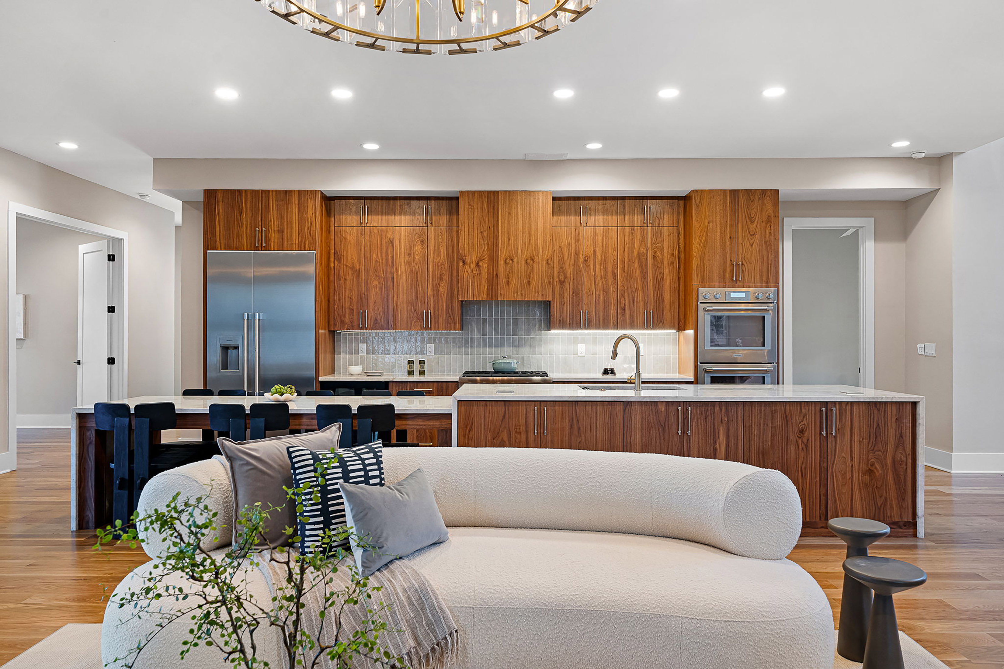  Striking Three Story Custom-built Home Redefines Modern Luxury - 物件實景