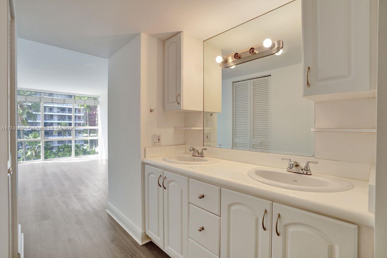 Miami, Florida, 33131, United States, 2 Bedrooms Bedrooms, ,2 BathroomsBathrooms,Residential,For Sale,1705612