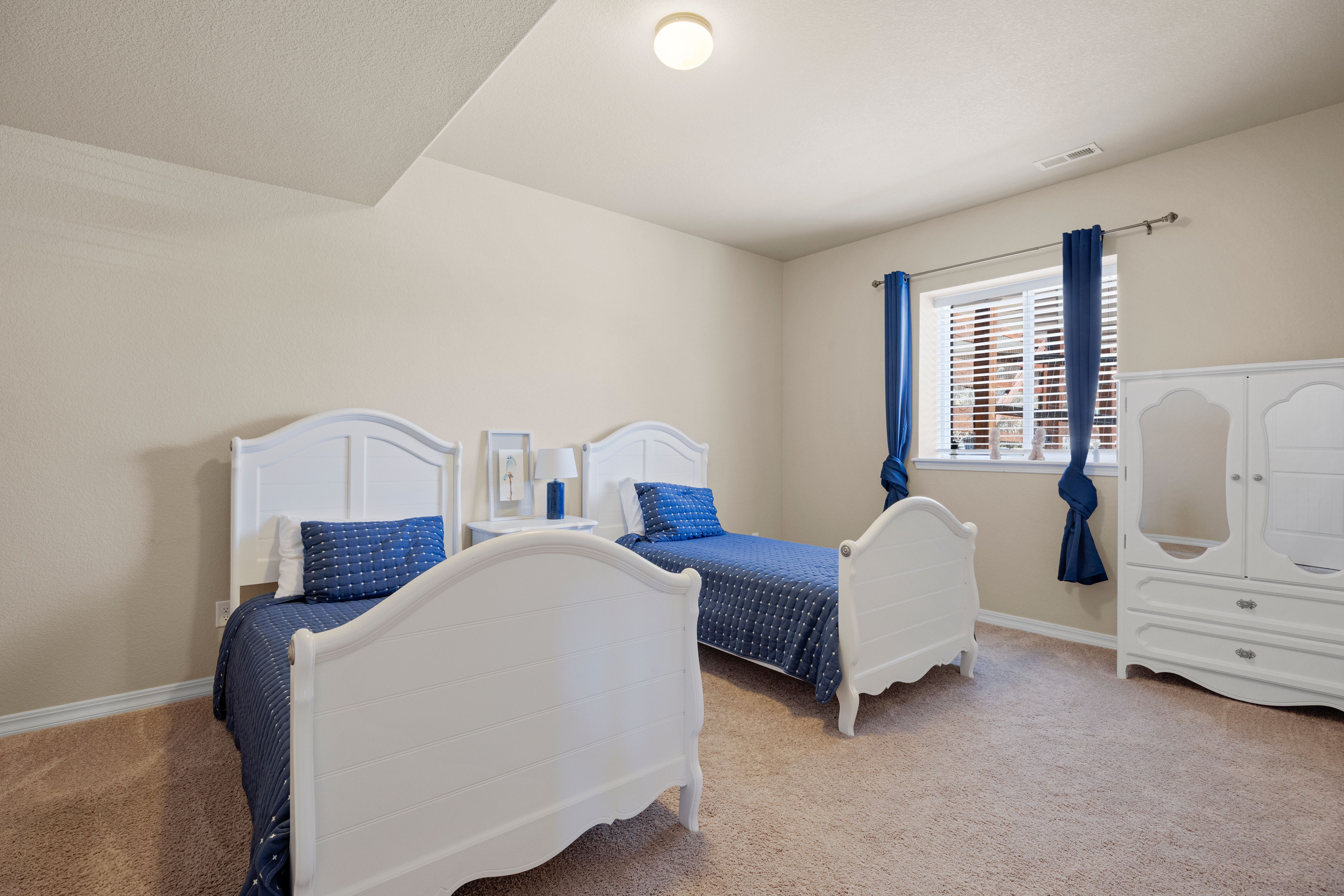  Open, Spacious, Upgraded, Walkout Rancher is Meticulous and with Views - 物件實景