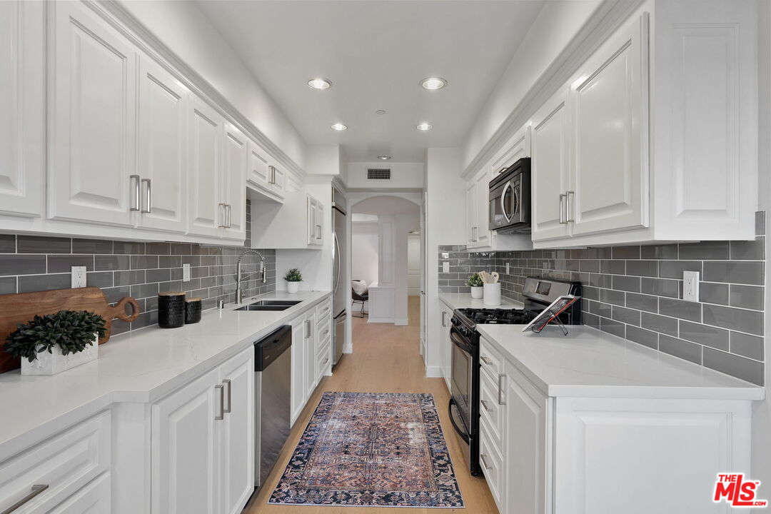 Los Angeles, California, 90025, United States, 3 Bedrooms Bedrooms, ,3 BathroomsBathrooms,Residential,For Sale,1939607