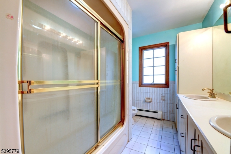 Kinnelon Boro, New Jersey, 07405, United States, 3 Bedrooms Bedrooms, ,3 BathroomsBathrooms,Residential,For Sale,1989629