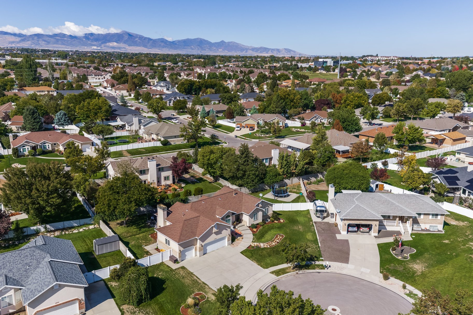  Multigenerational Living in South Jordan: 5 Beds, 2 Kitchens, 0.33-Acre Lot - 物件實景