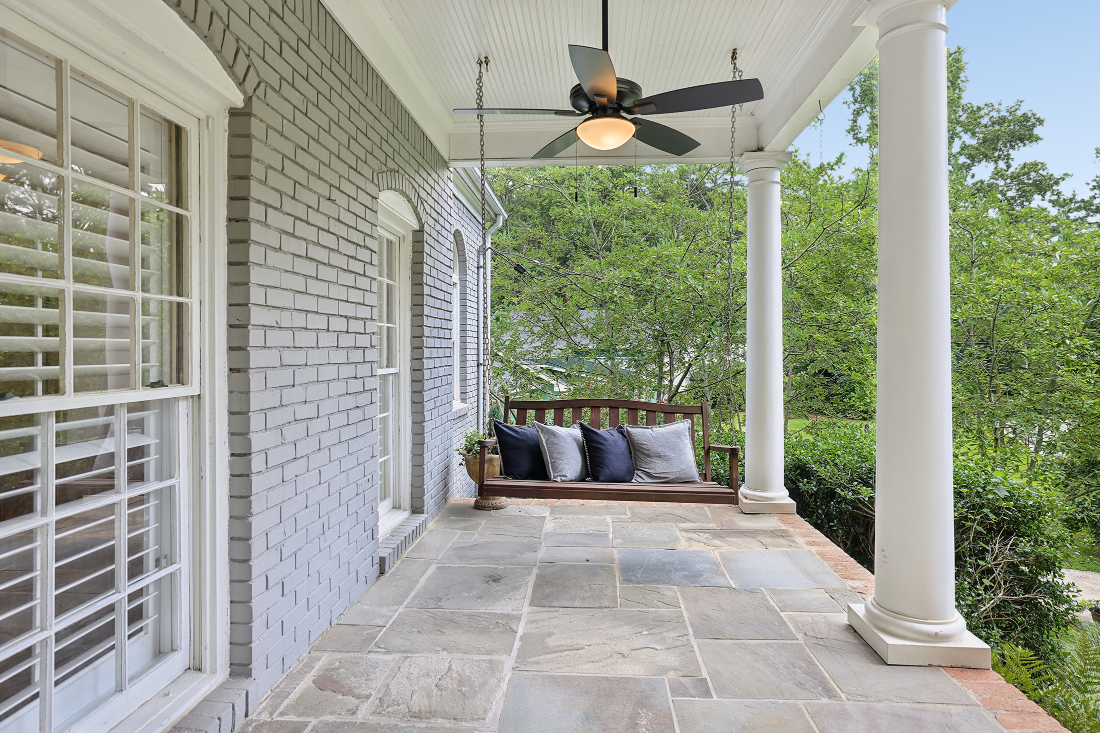  Handsome Updated Home with Amazing Space, Indoors and Out - 物件實景