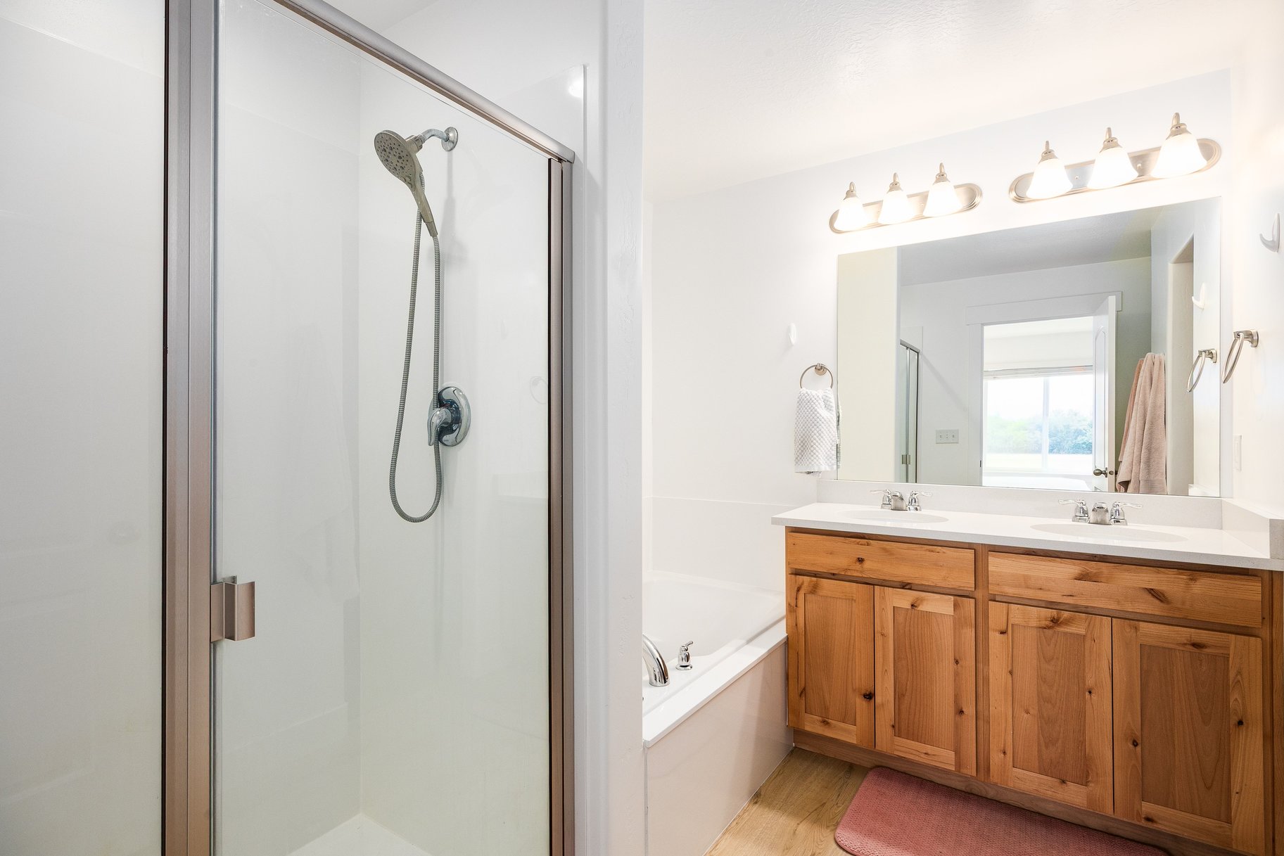 Meticulously Maintained End-Unit Townhome - 物件實景
