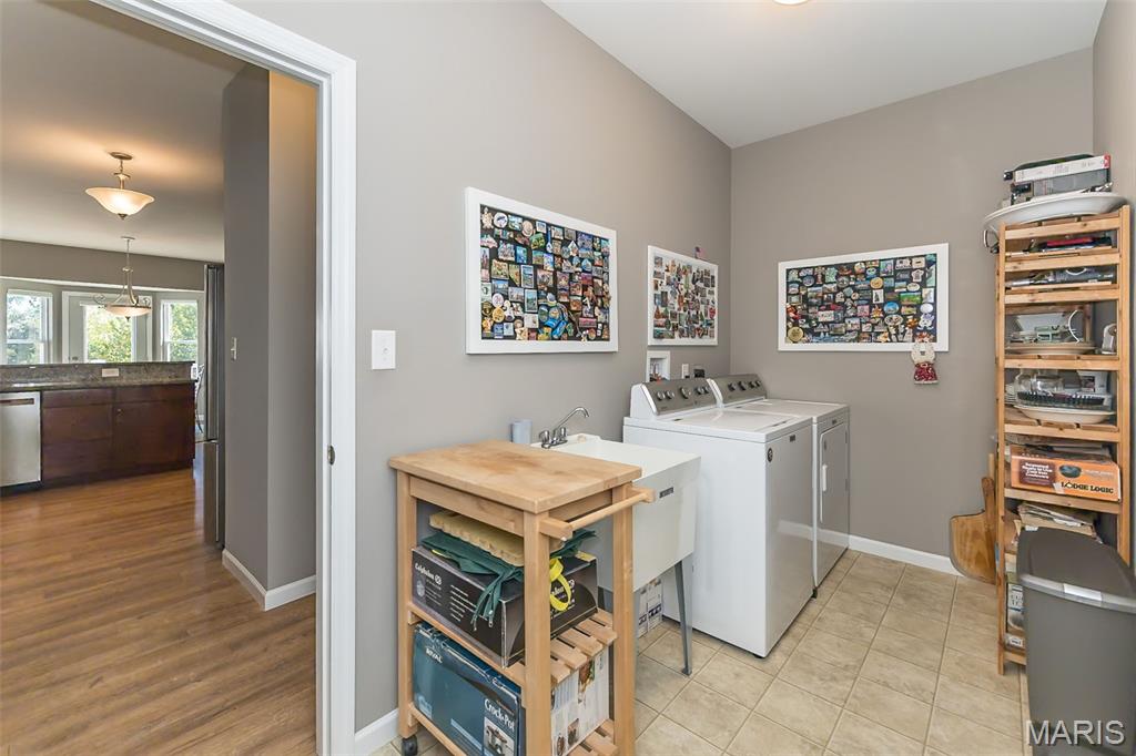 Mehlville, Missouri, 63128, United States, 3 Bedrooms Bedrooms, ,3 BathroomsBathrooms,Residential,For Sale,1966938