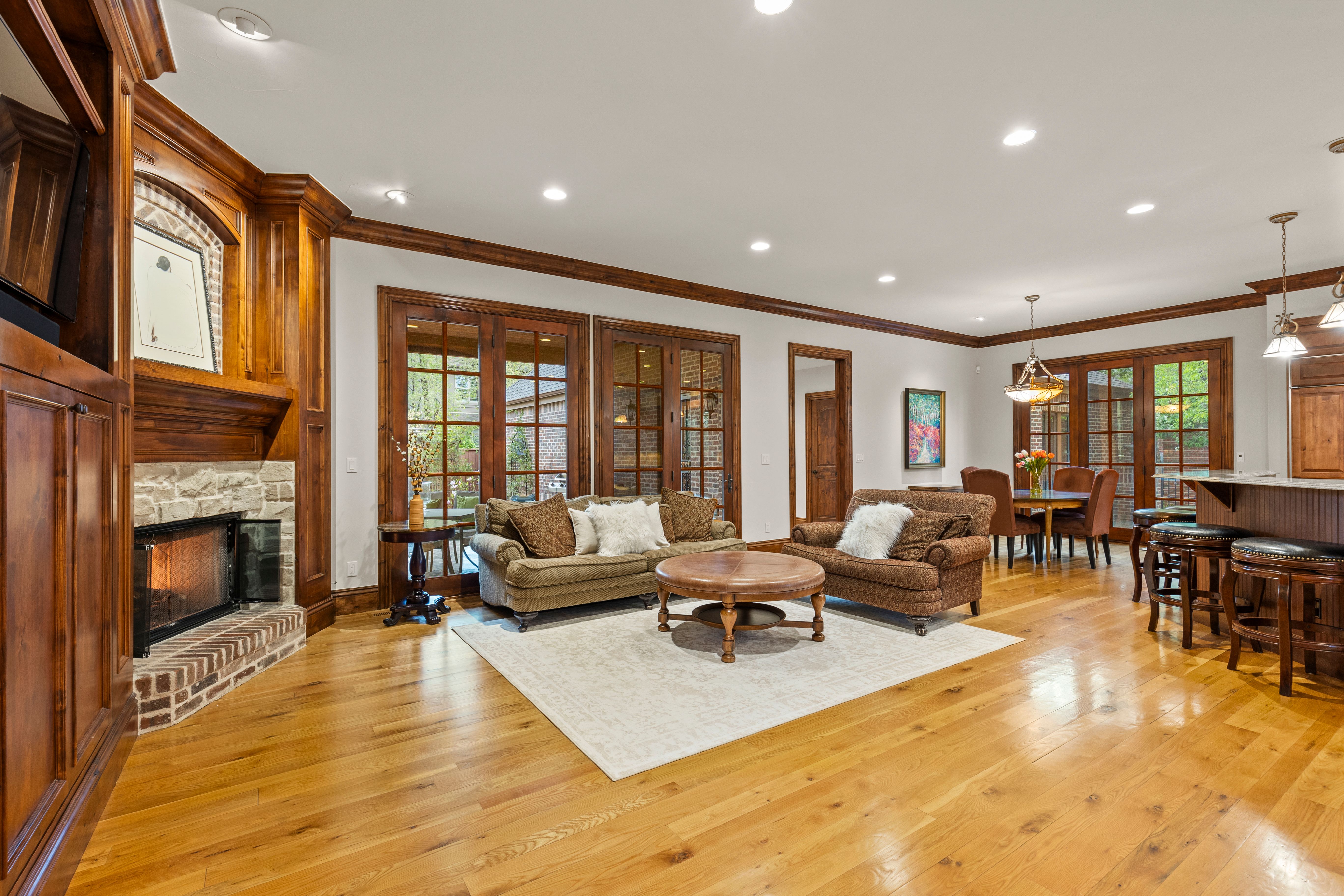  LUXURY LIVING IN LOWRY TIMELESS ENGLISH TUDOR EXPANSIVE LOT ON 6TH AVENUE PKWY - 物件實景