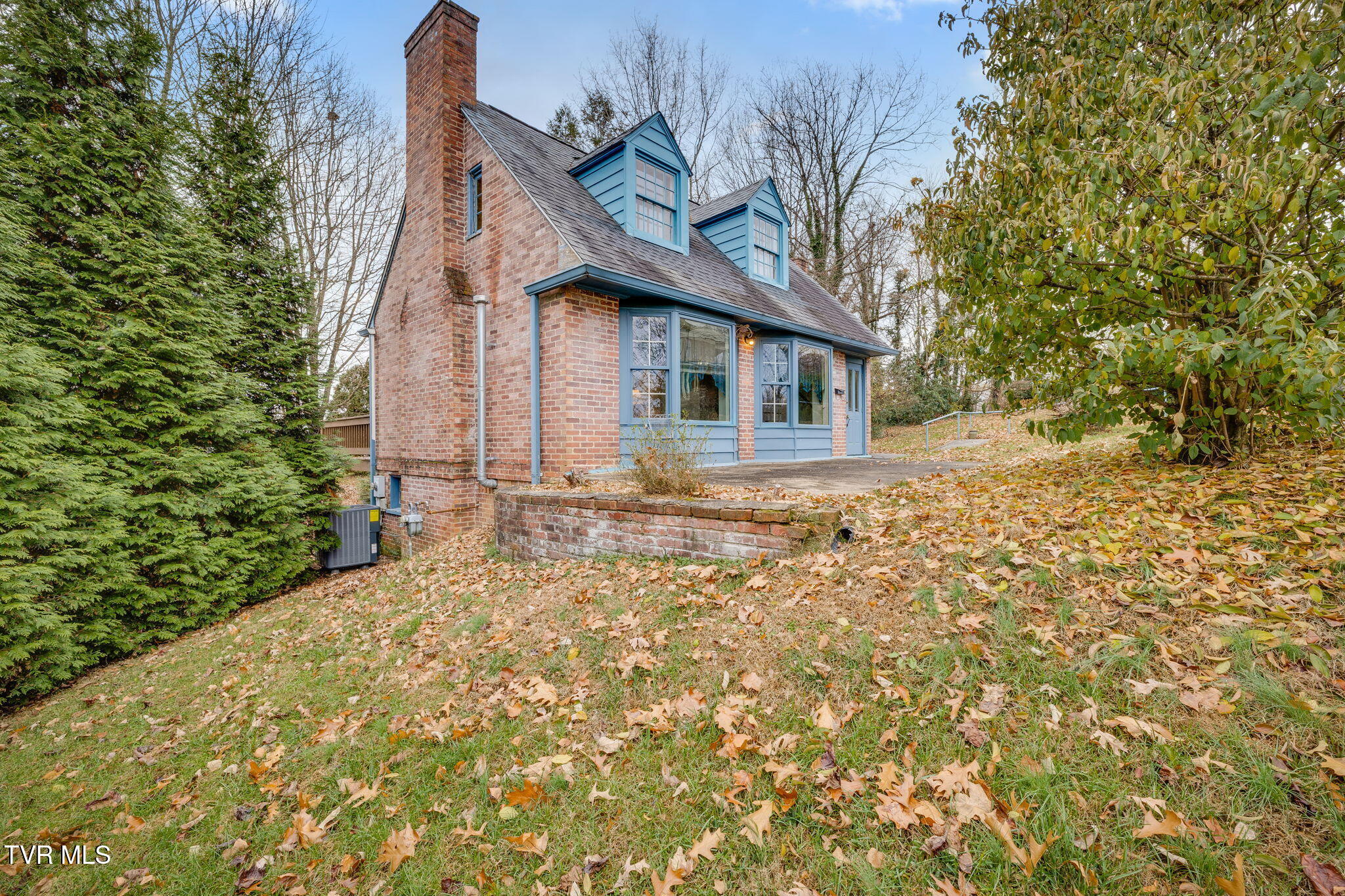 Bristol, Tennessee, 37620, United States, 4 Bedrooms Bedrooms, ,5 BathroomsBathrooms,Residential,For Sale,2005262