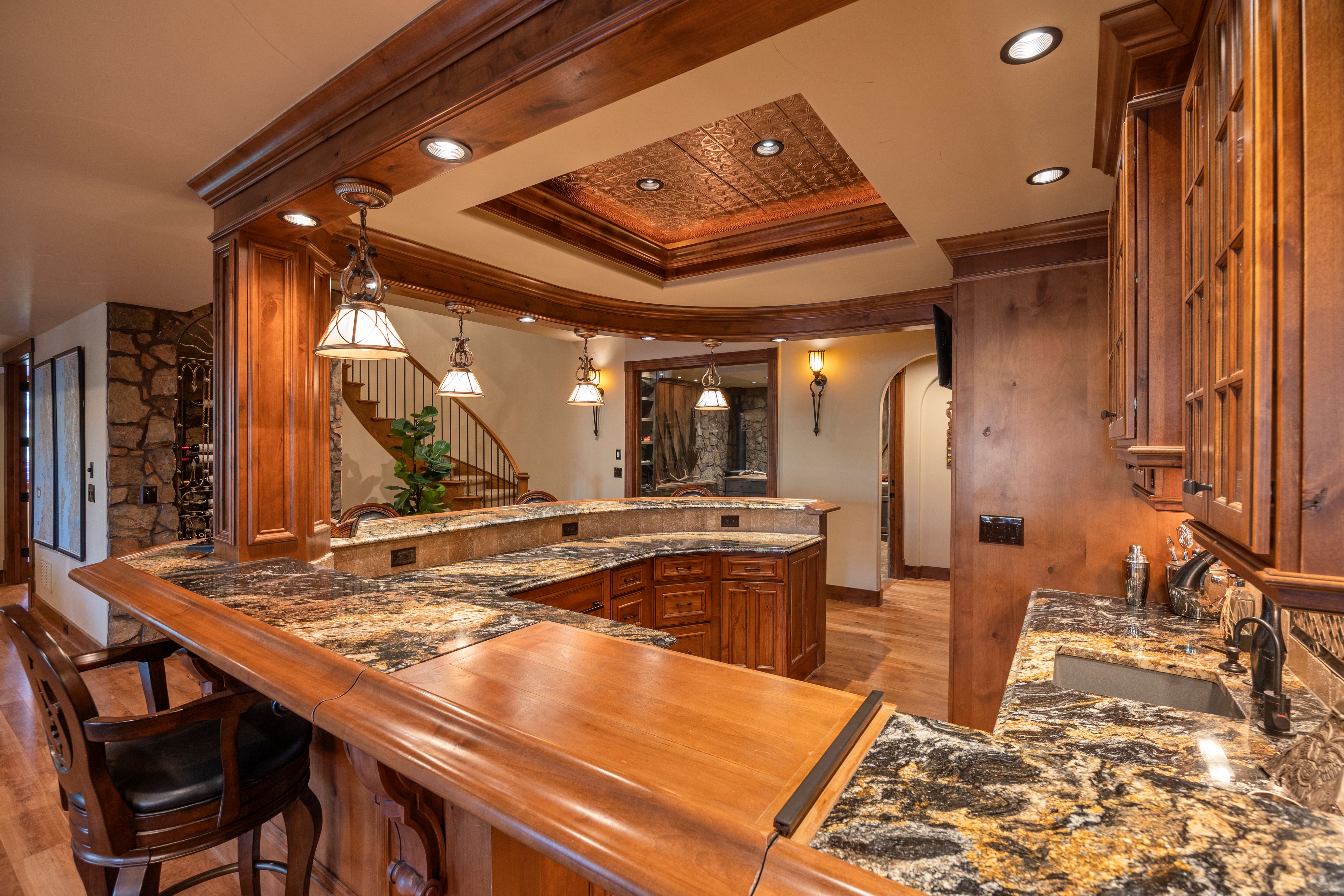  This Mountain Traditional residence is defined by its grand scale, - 物件實景