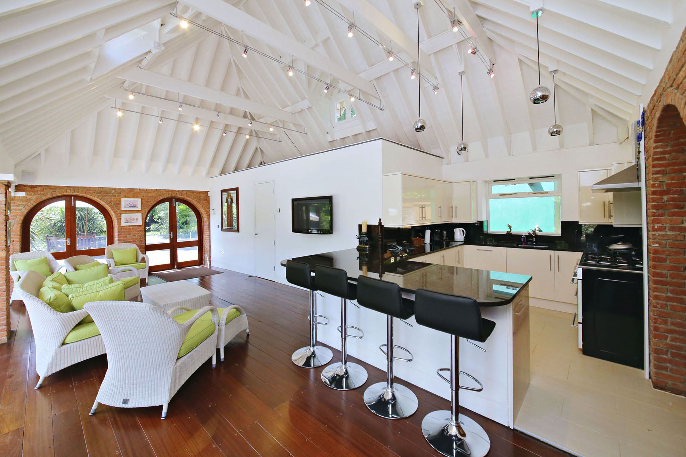  Grand Eight-Bedroom Estate with Pool and Guesthouse on Hadley Common - 物件實景