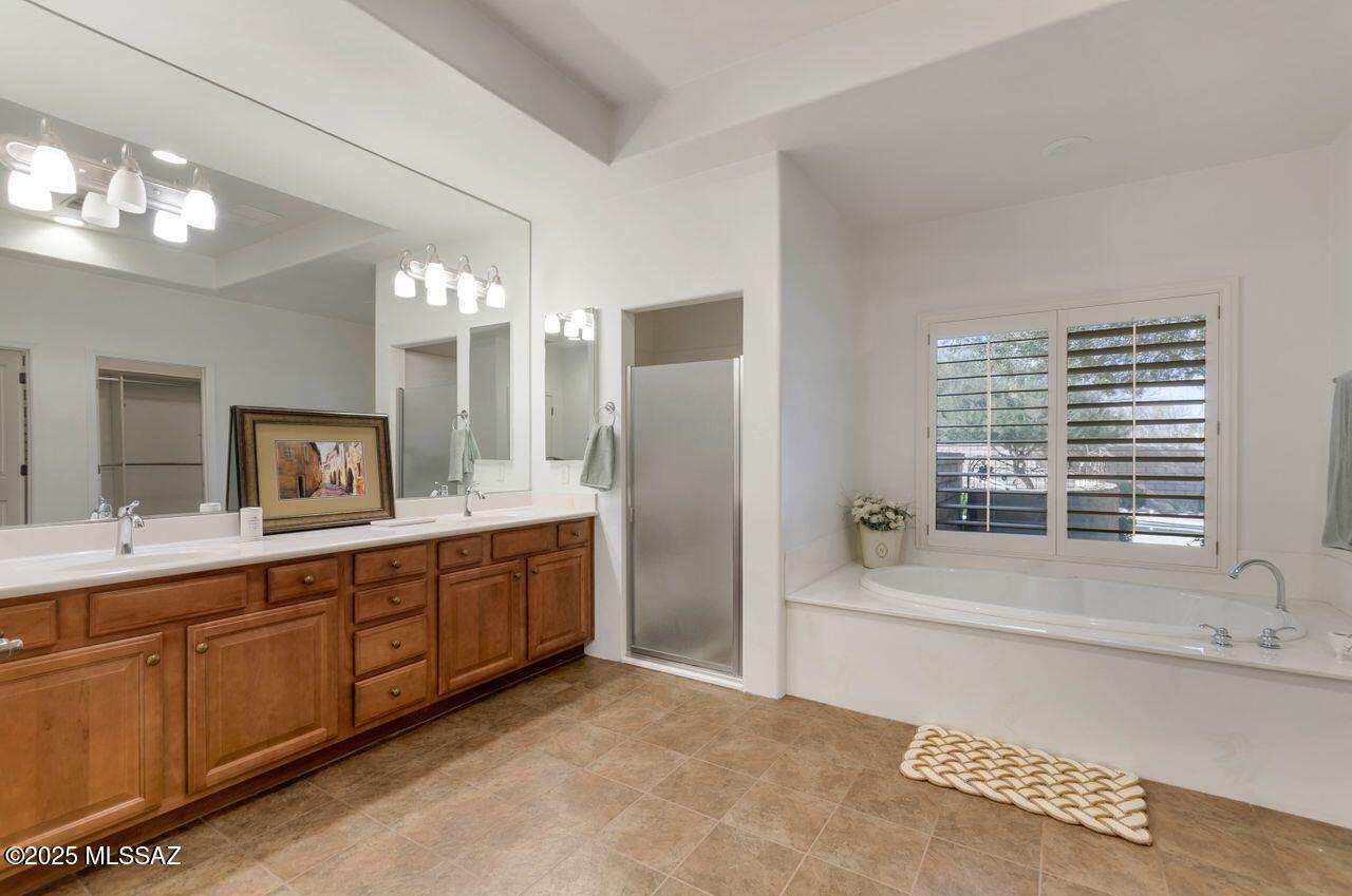 Tucson, Arizona, 85712, United States, 4 Bedrooms Bedrooms, ,4 BathroomsBathrooms,Residential,For Sale,1850331