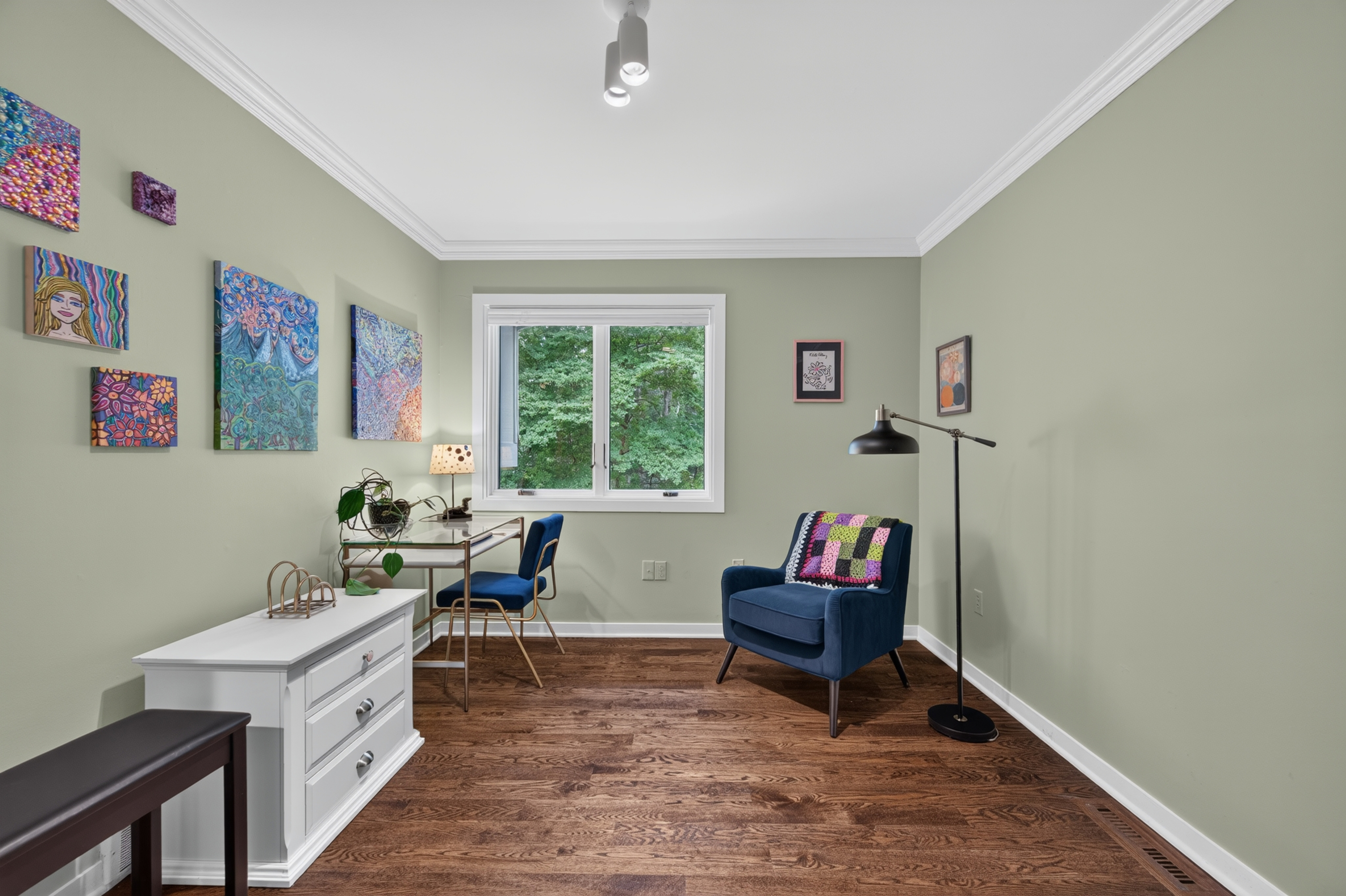  Immaculate Home with Classic Versatile Design Offers Privacy - 物件實景