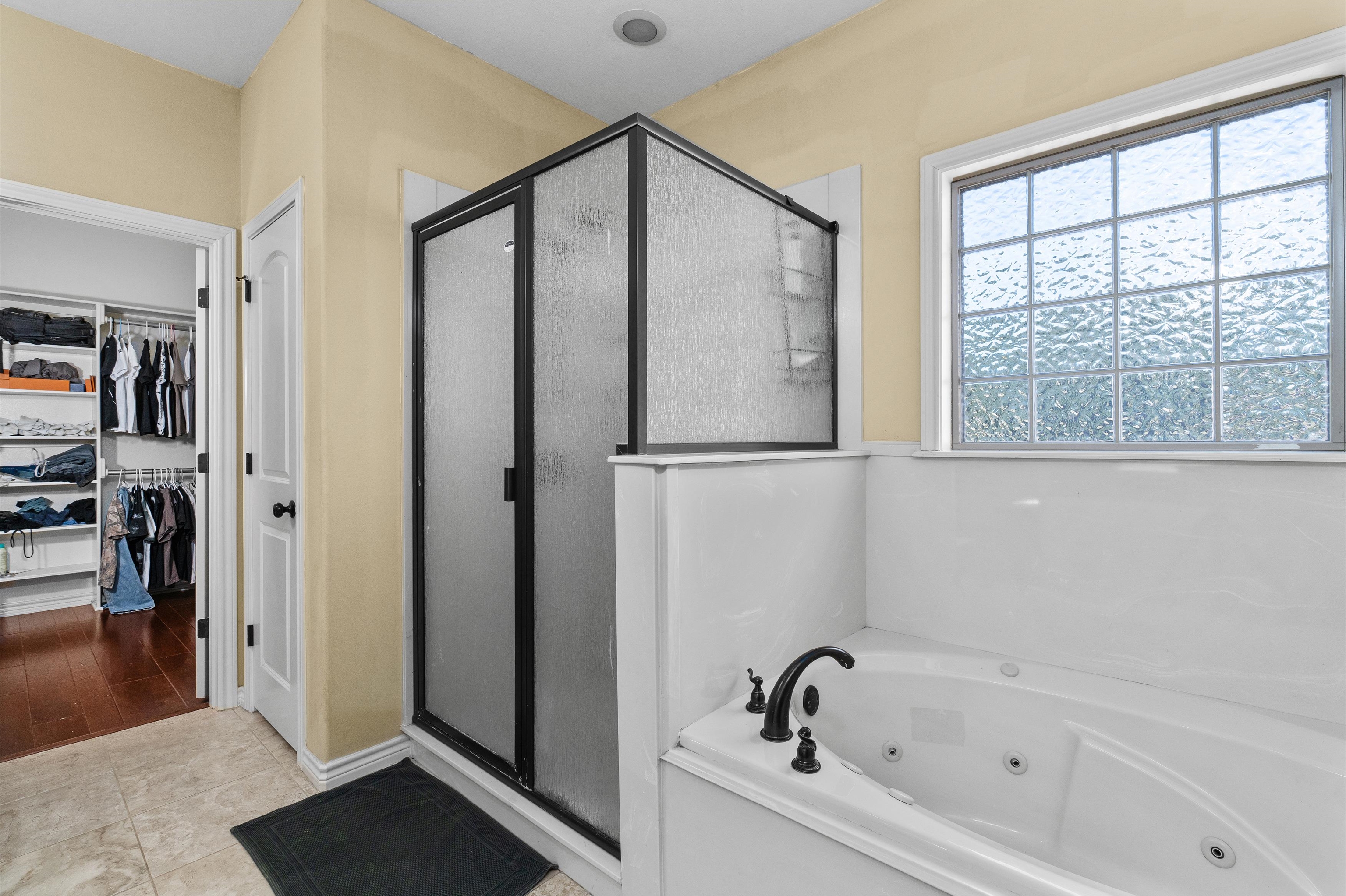 Henderson, Texas, 75654, United States, 5 Bedrooms Bedrooms, ,3 BathroomsBathrooms,Residential,For Sale,1983255