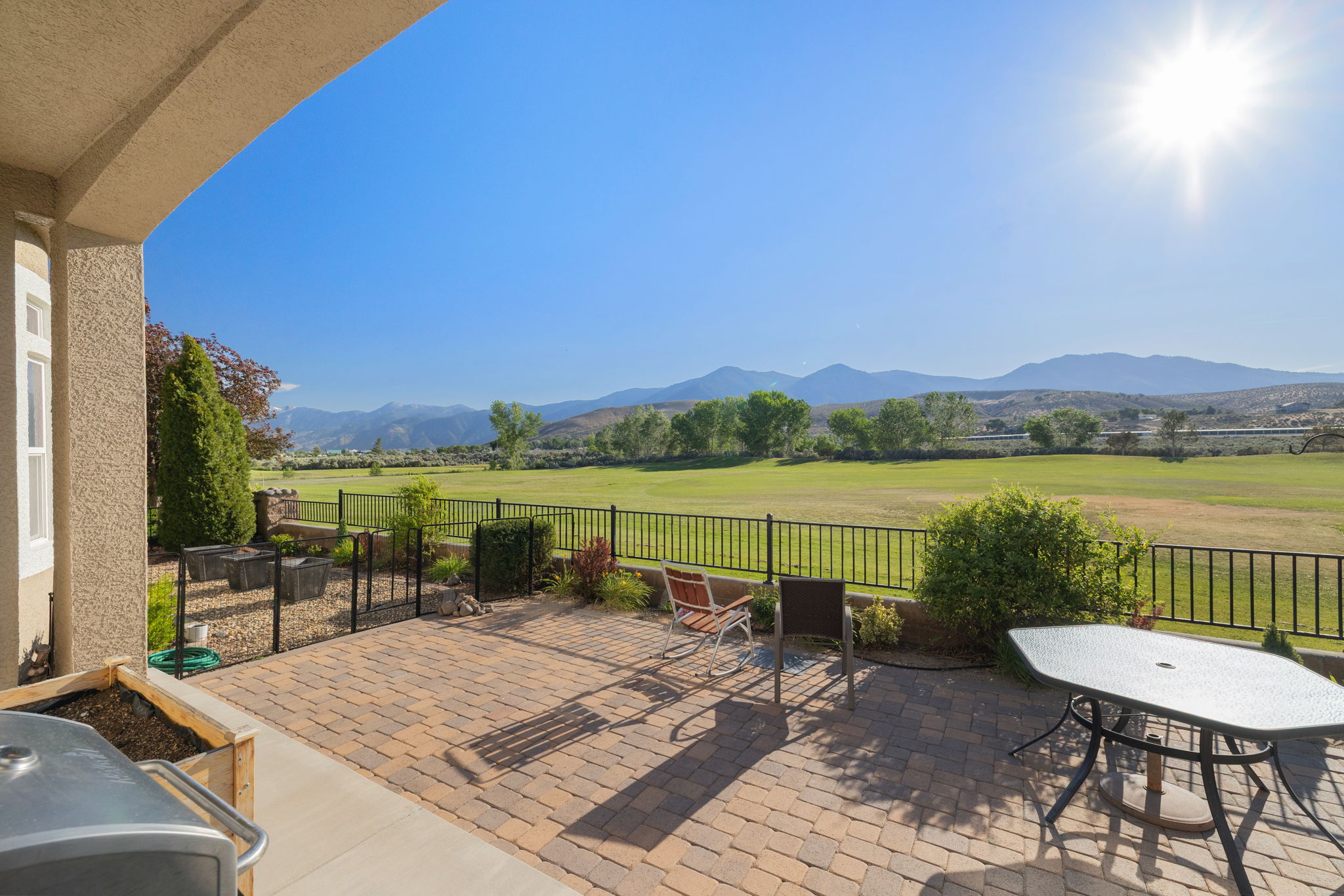  Refined Minden Living with Designer Touches and Captivating Mountain Views - 物件實景